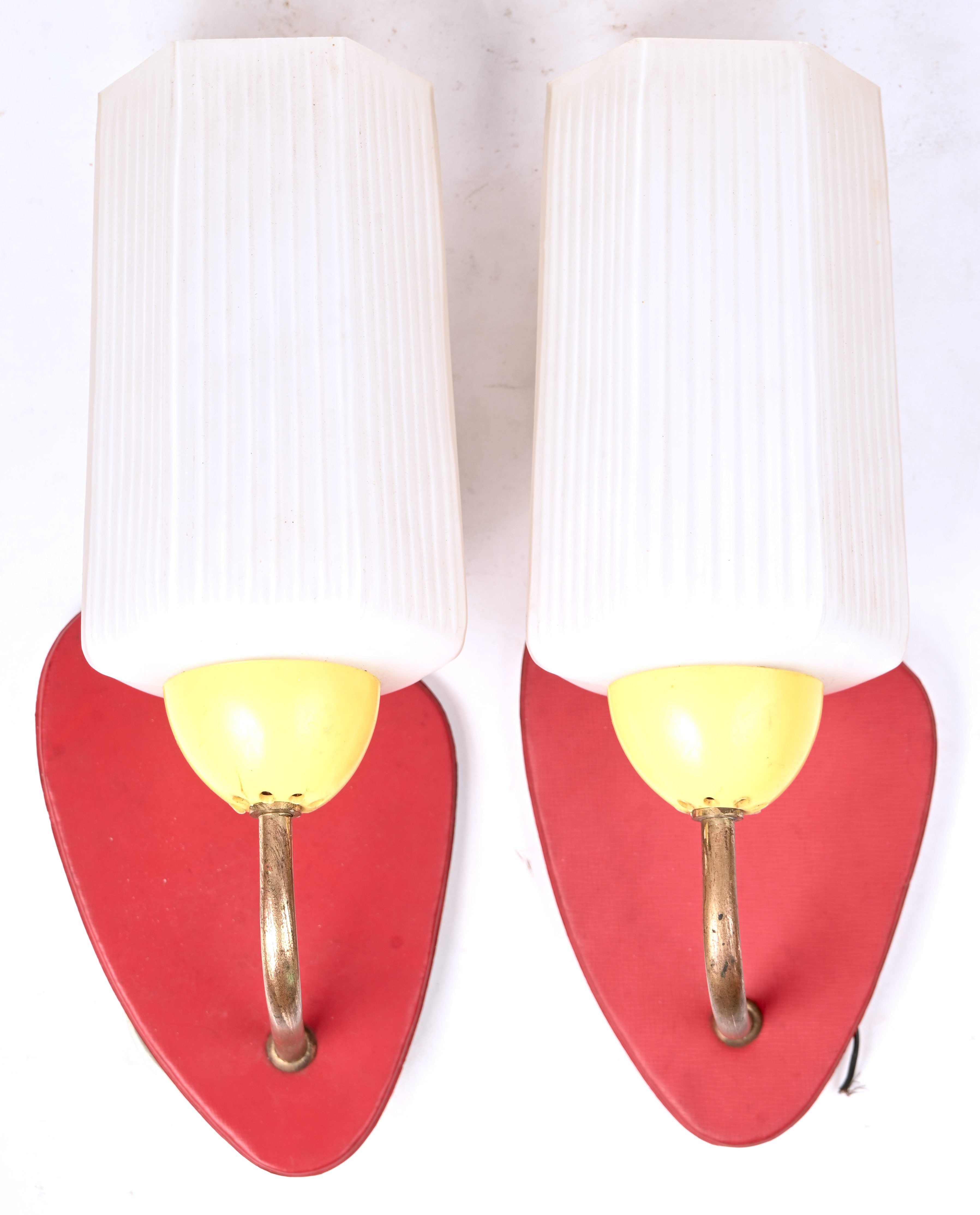 Een paar vintage wandlampen met glazen blakers Een paar vintage wandlampen met glazen blakers.