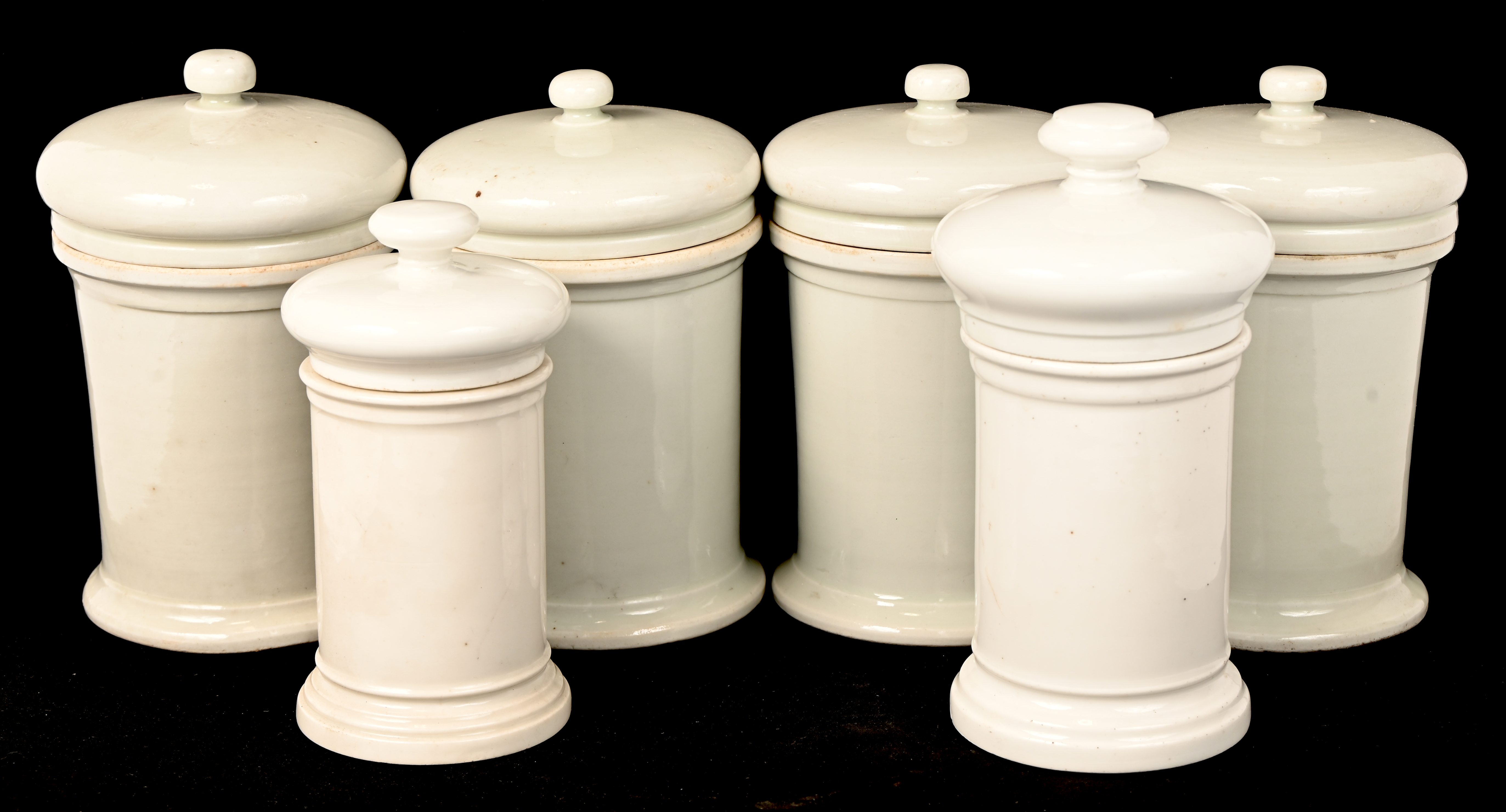Een collectie van 6 wit porseleinen apothekerspotten. Zonder opschrift Een collectie van 6 wit porseleinen apothekerspotten. Zonder opschrift.