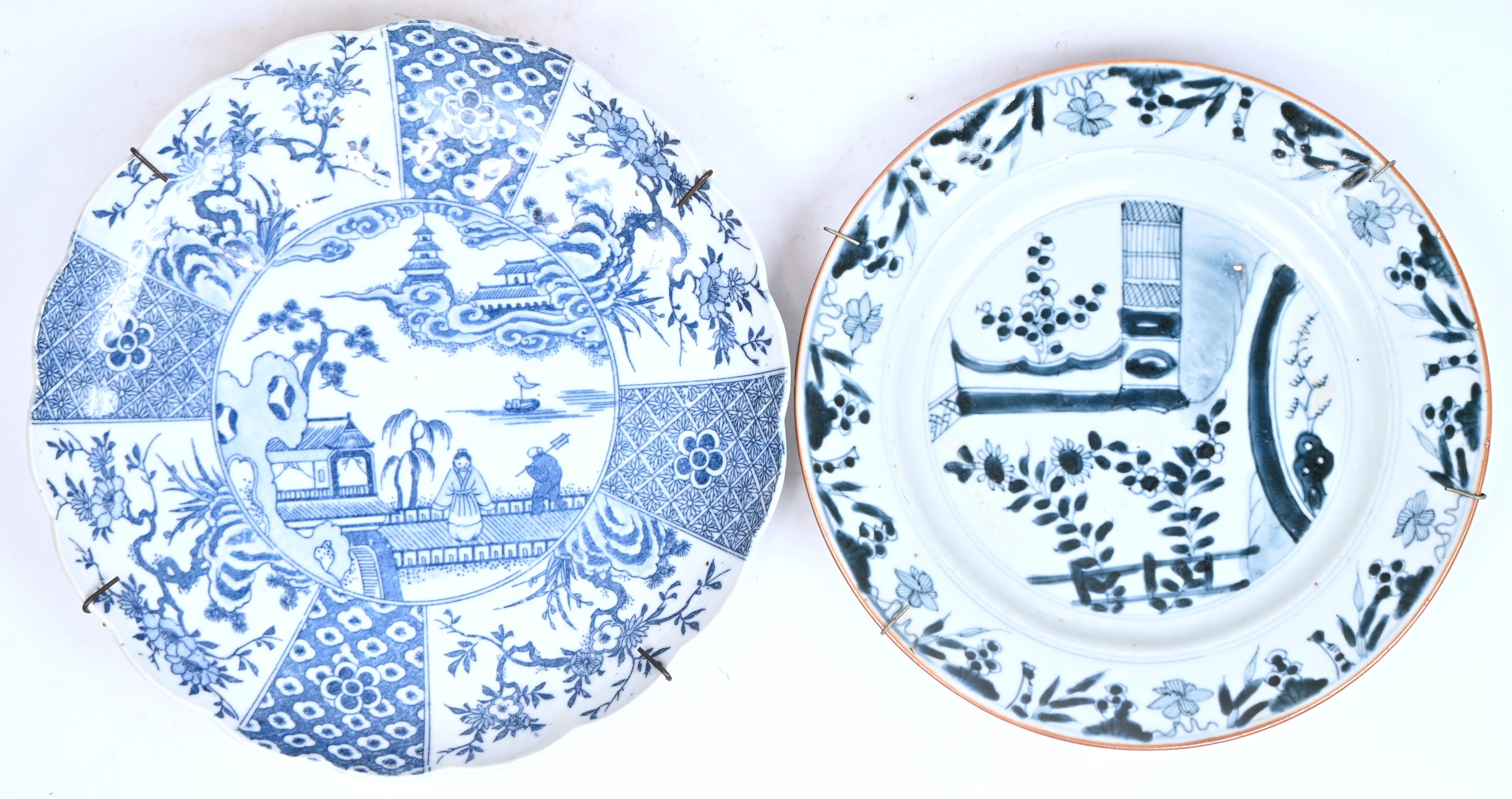 Een lot van 2 Chinees porseleinen borden, de kleinste met haarlijn Een lot van 2 Chinees porseleinen borden, de kleinste met haarlijn.