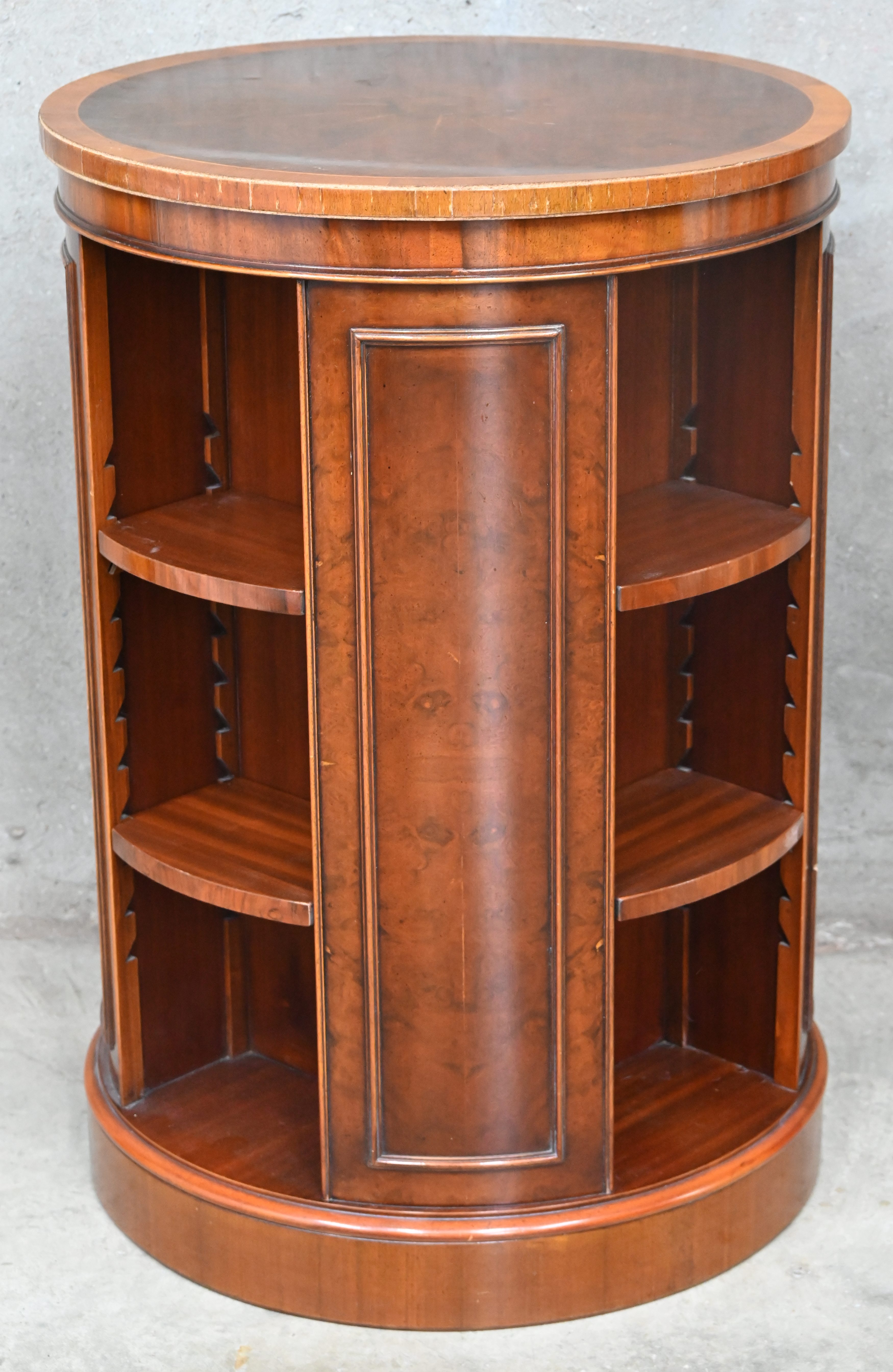 Een mahoniehouten ronde roterende boekenstaander, vroeg 20ste eeuw Een mahoniehouten ronde roterende boekenstaander, vroeg 20ste eeuw.