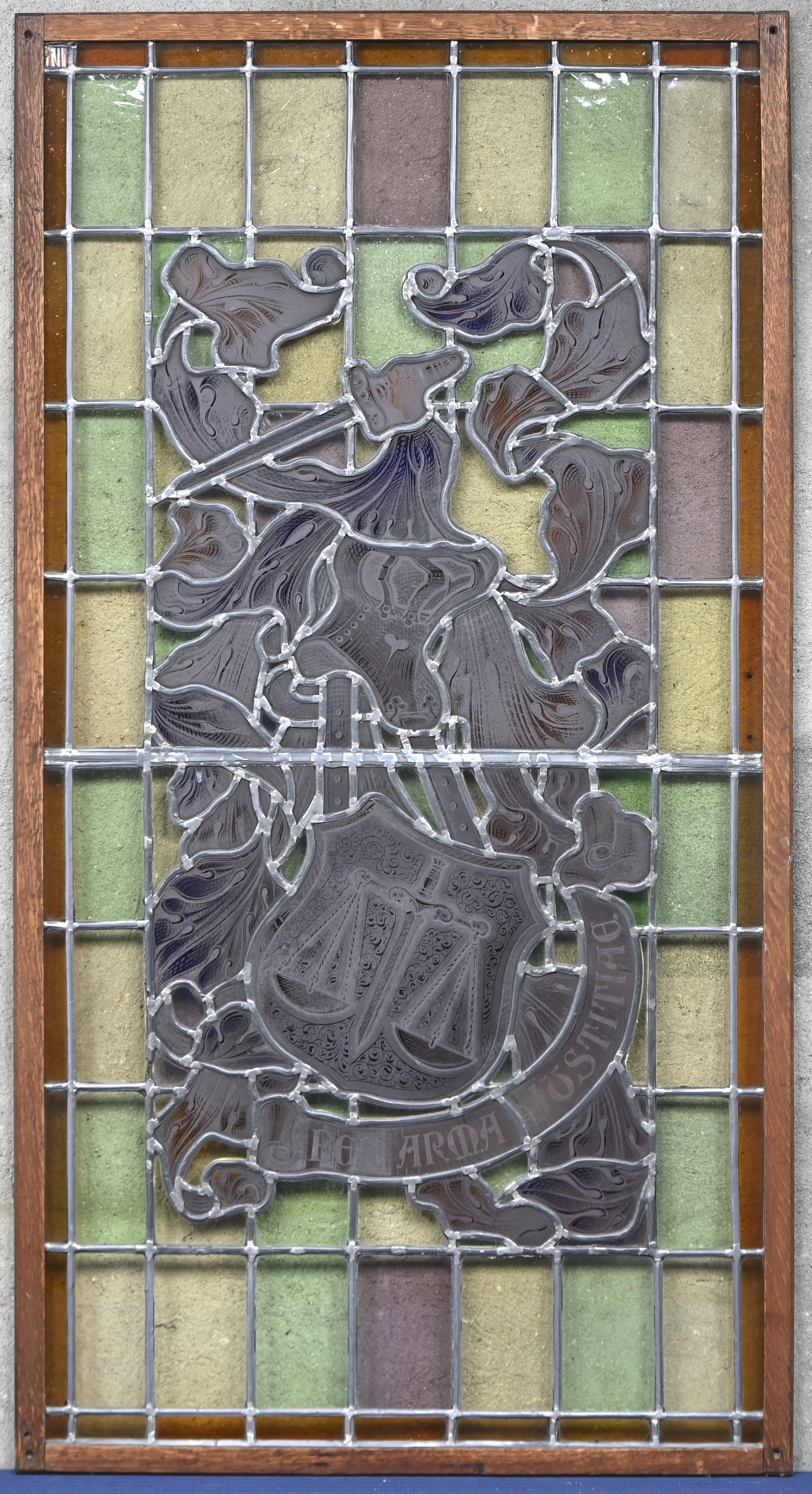 Vier glas in lood voorzetramen in houten kader. Gedecoreerd met wapenschilden Vier glas in lood voorzetramen in houten kader. Gedecoreerd met wapenschilden.