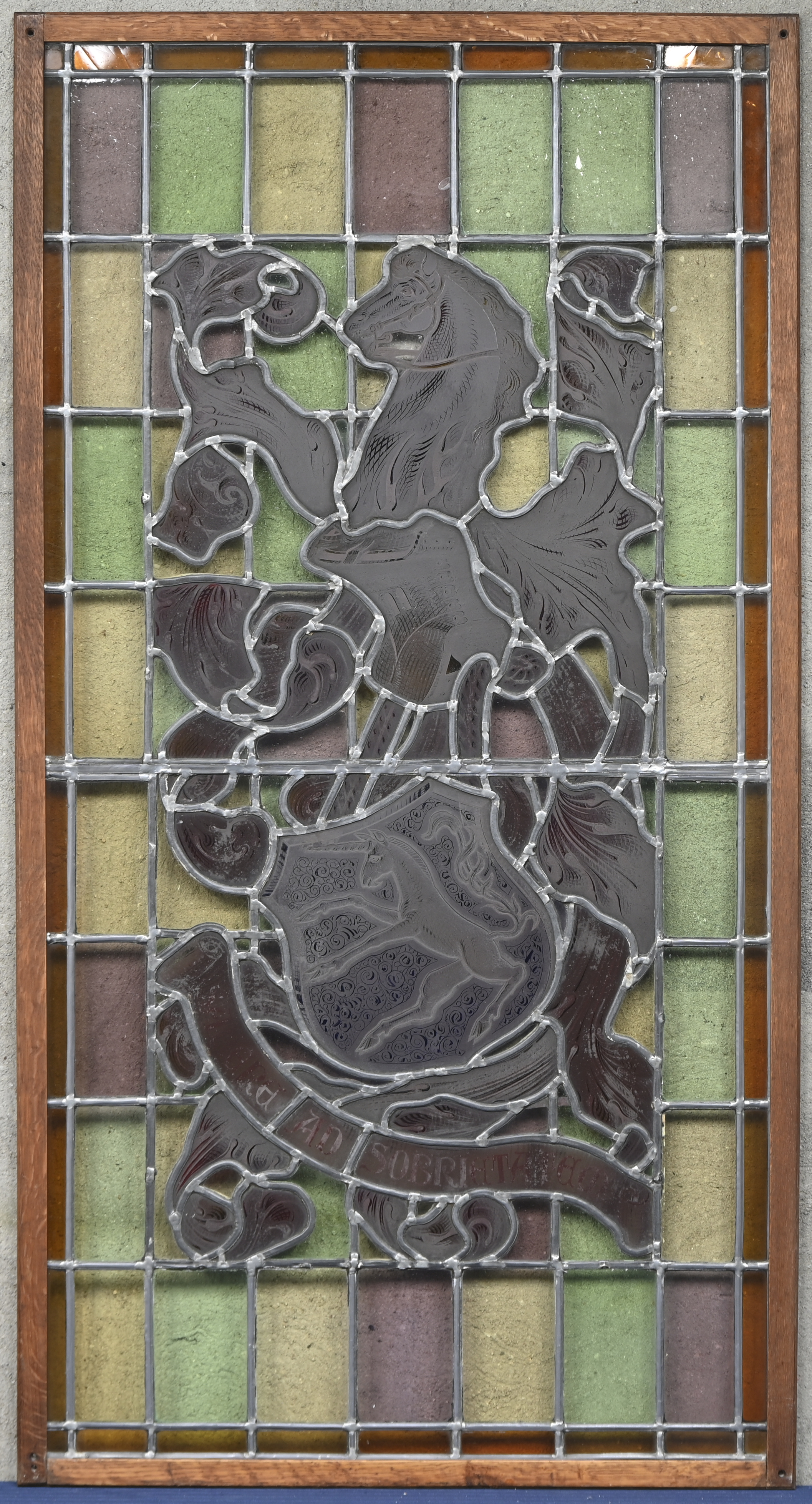 Vier glas in lood voorzetramen in houten kader. Gedecoreerd met wapenschilden Vier glas in lood voorzetramen in houten kader. Gedecoreerd met wapenschilden.