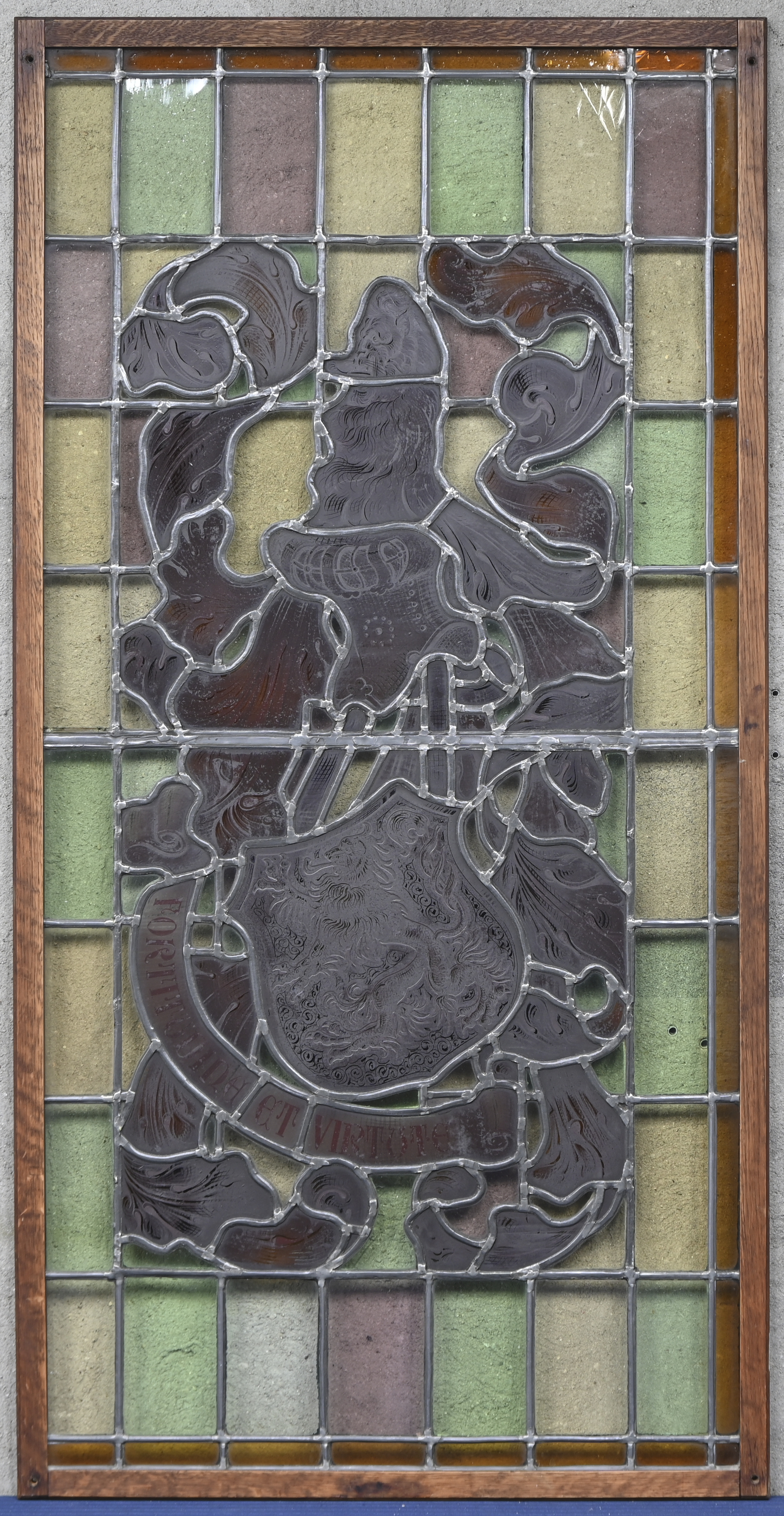 Vier glas in lood voorzetramen in houten kader. Gedecoreerd met wapenschilden Vier glas in lood voorzetramen in houten kader. Gedecoreerd met wapenschilden.