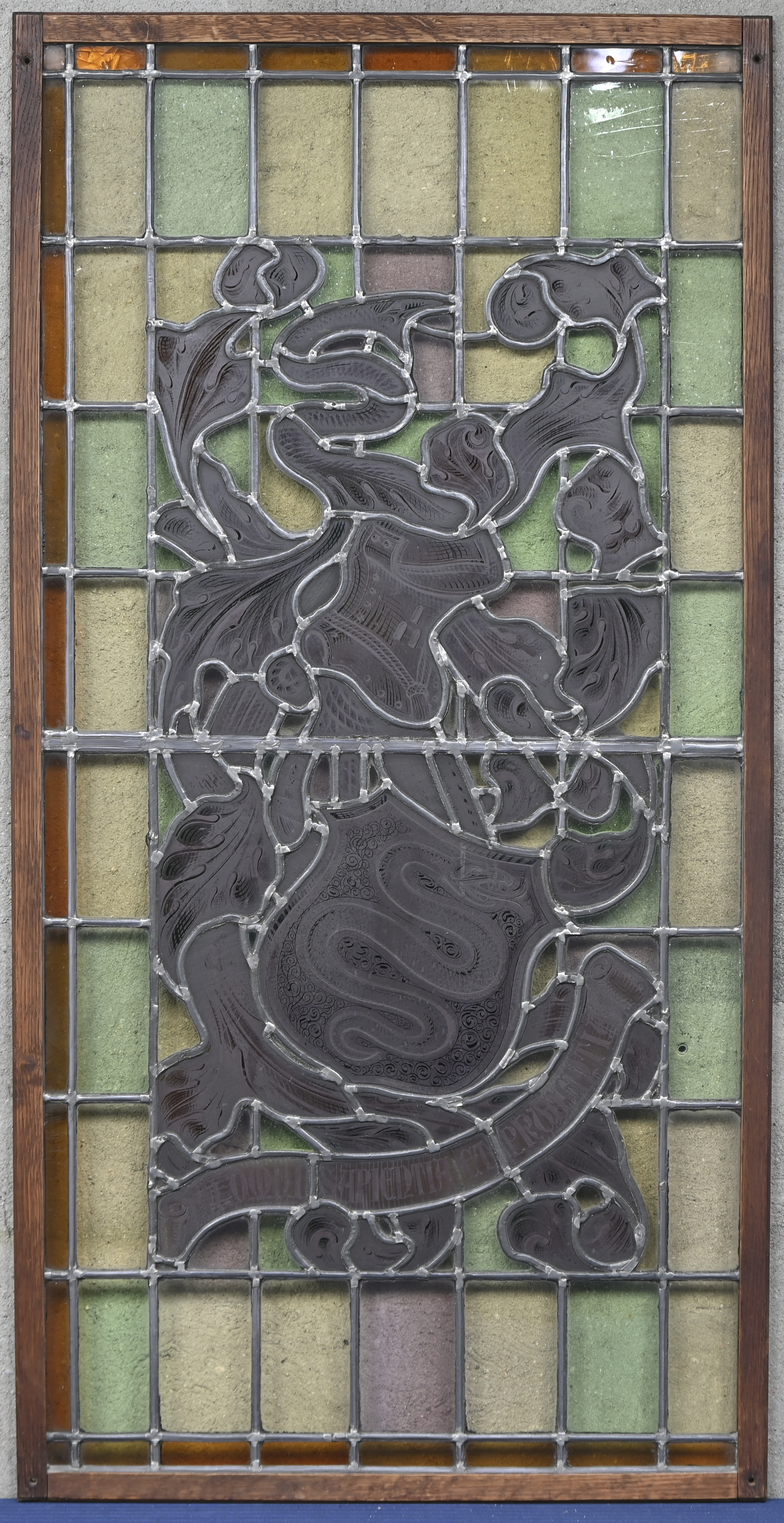 Vier glas in lood voorzetramen in houten kader. Gedecoreerd met wapenschilden Vier glas in lood voorzetramen in houten kader. Gedecoreerd met wapenschilden.