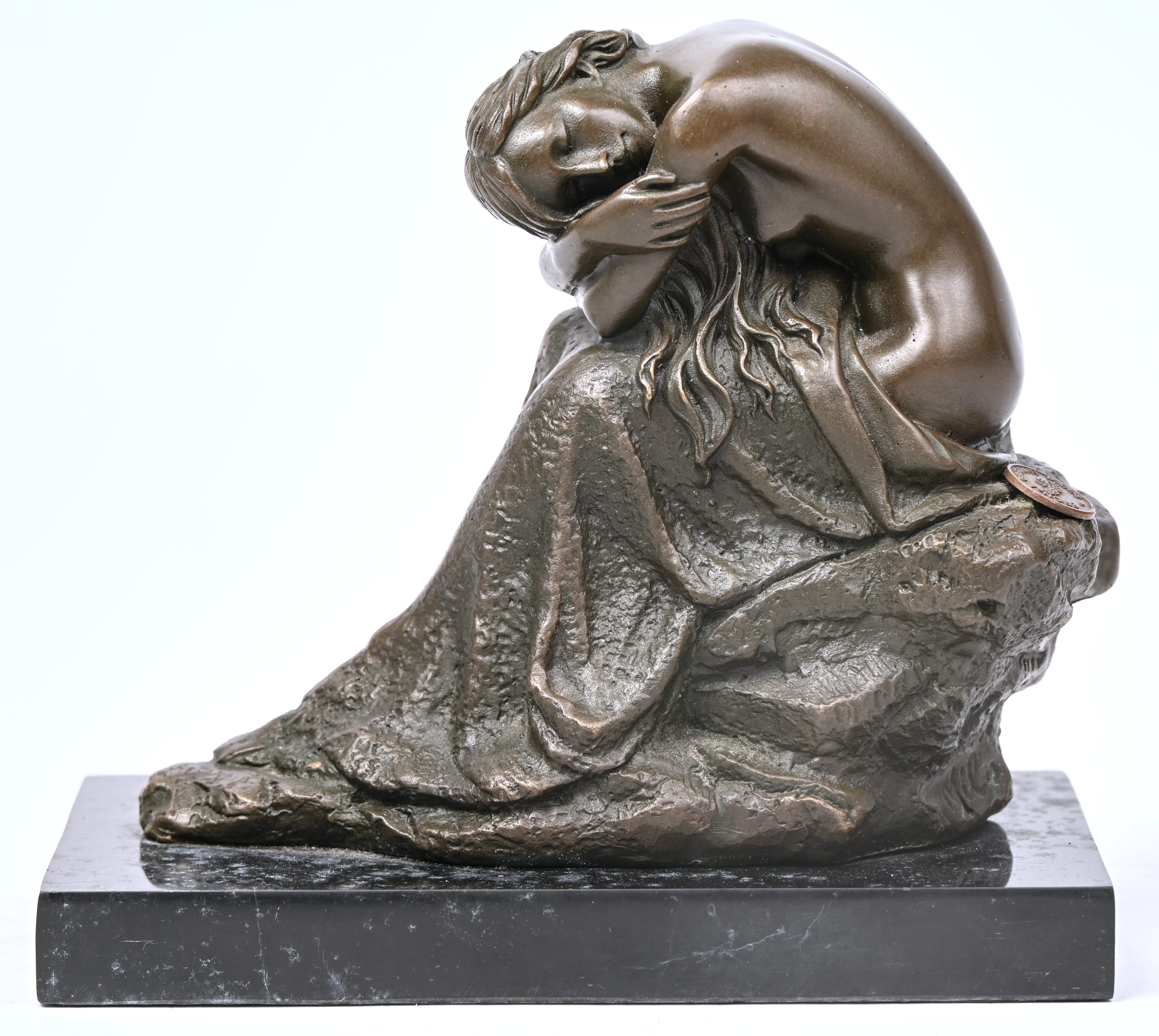 “Melancholy girl”, een bronzen beeldje op zwart marmeren sokkel, naar het werk van Milo, gesigneerd en bronsgieterij stempel “Melancholy girl”, een bronzen beeldje op zwart marmeren sokkel, naar het werk van Milo, gesigneerd en bronsgieterij stempel.