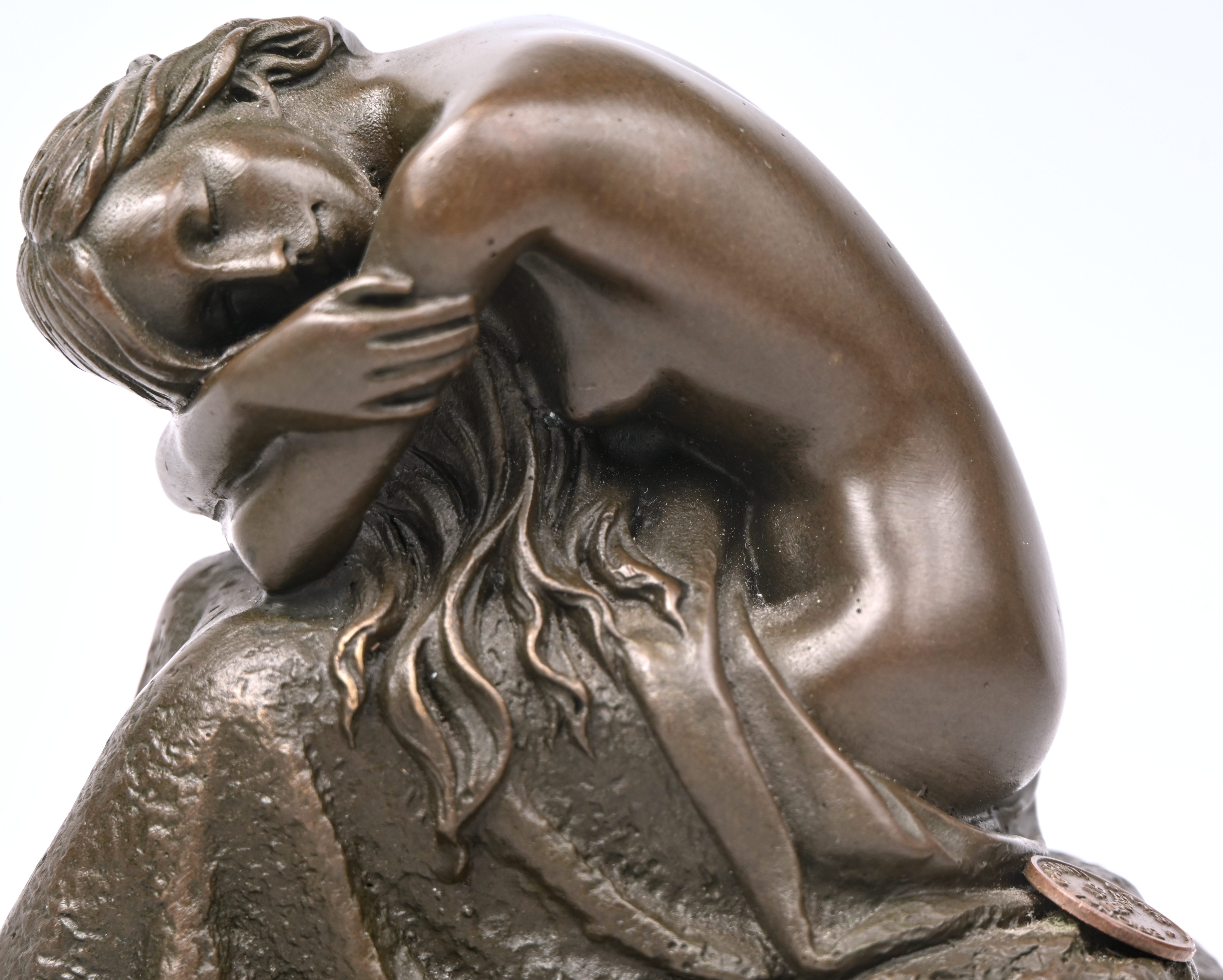 “Melancholy girl”, een bronzen beeldje op zwart marmeren sokkel, naar het werk van Milo, gesigneerd en bronsgieterij stempel “Melancholy girl”, een bronzen beeldje op zwart marmeren sokkel, naar het werk van Milo, gesigneerd en bronsgieterij stempel.