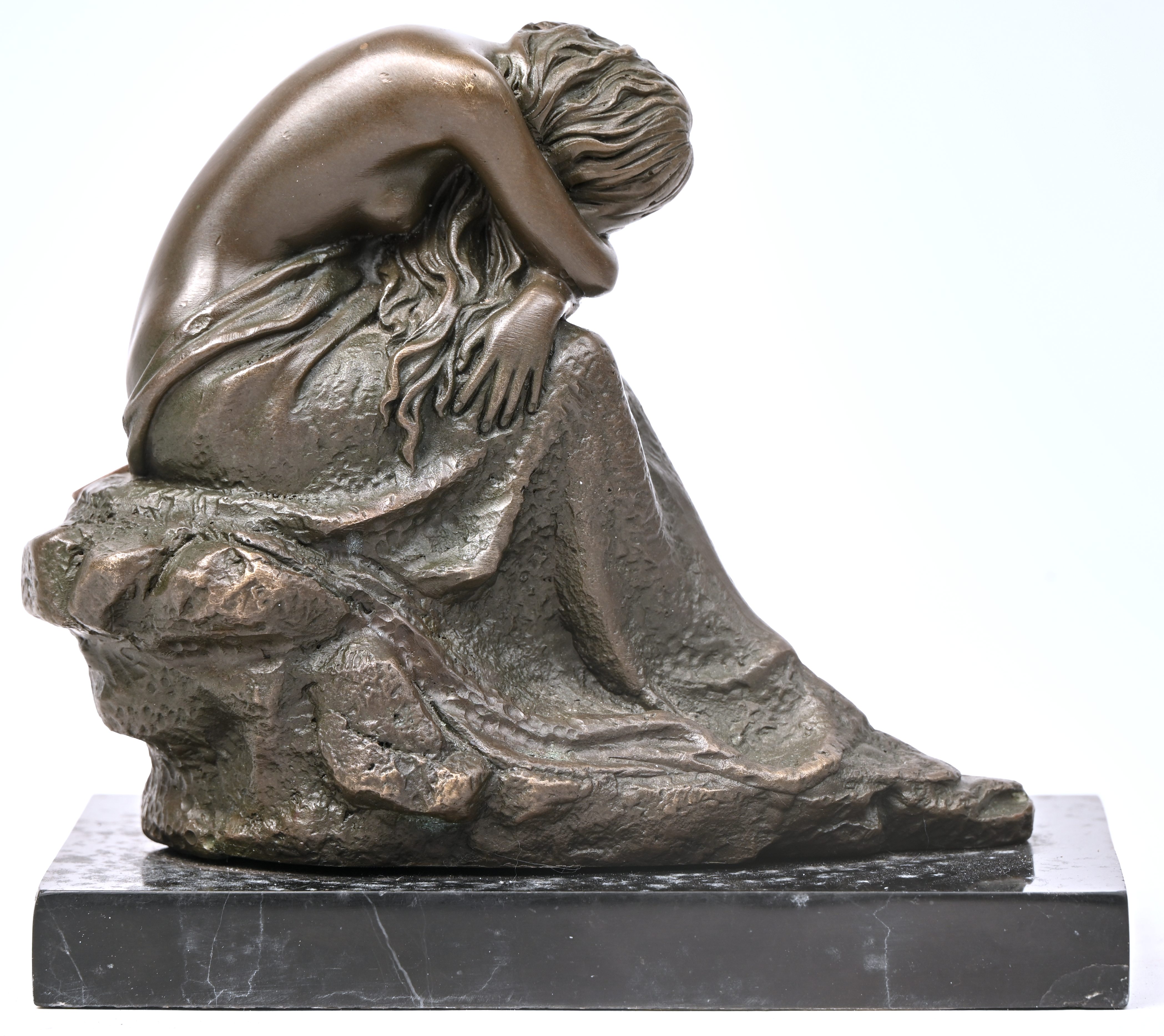 “Melancholy girl”, een bronzen beeldje op zwart marmeren sokkel, naar het werk van Milo, gesigneerd en bronsgieterij stempel “Melancholy girl”, een bronzen beeldje op zwart marmeren sokkel, naar het werk van Milo, gesigneerd en bronsgieterij stempel.