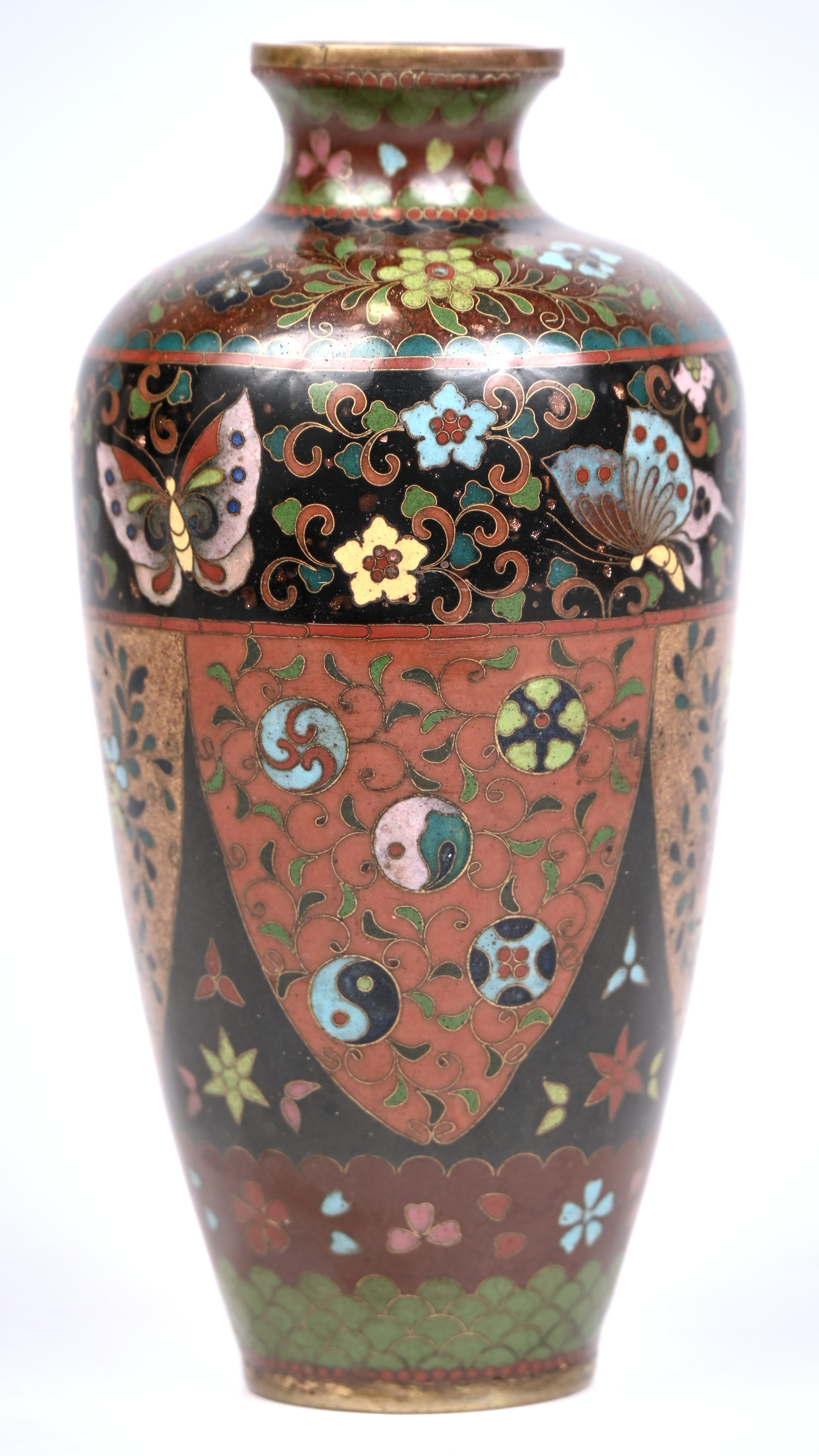 Een cloisonne vaasje met bloemen en vlinders in het decor Een cloisonne vaasje met bloemen en vlinders in het decor.