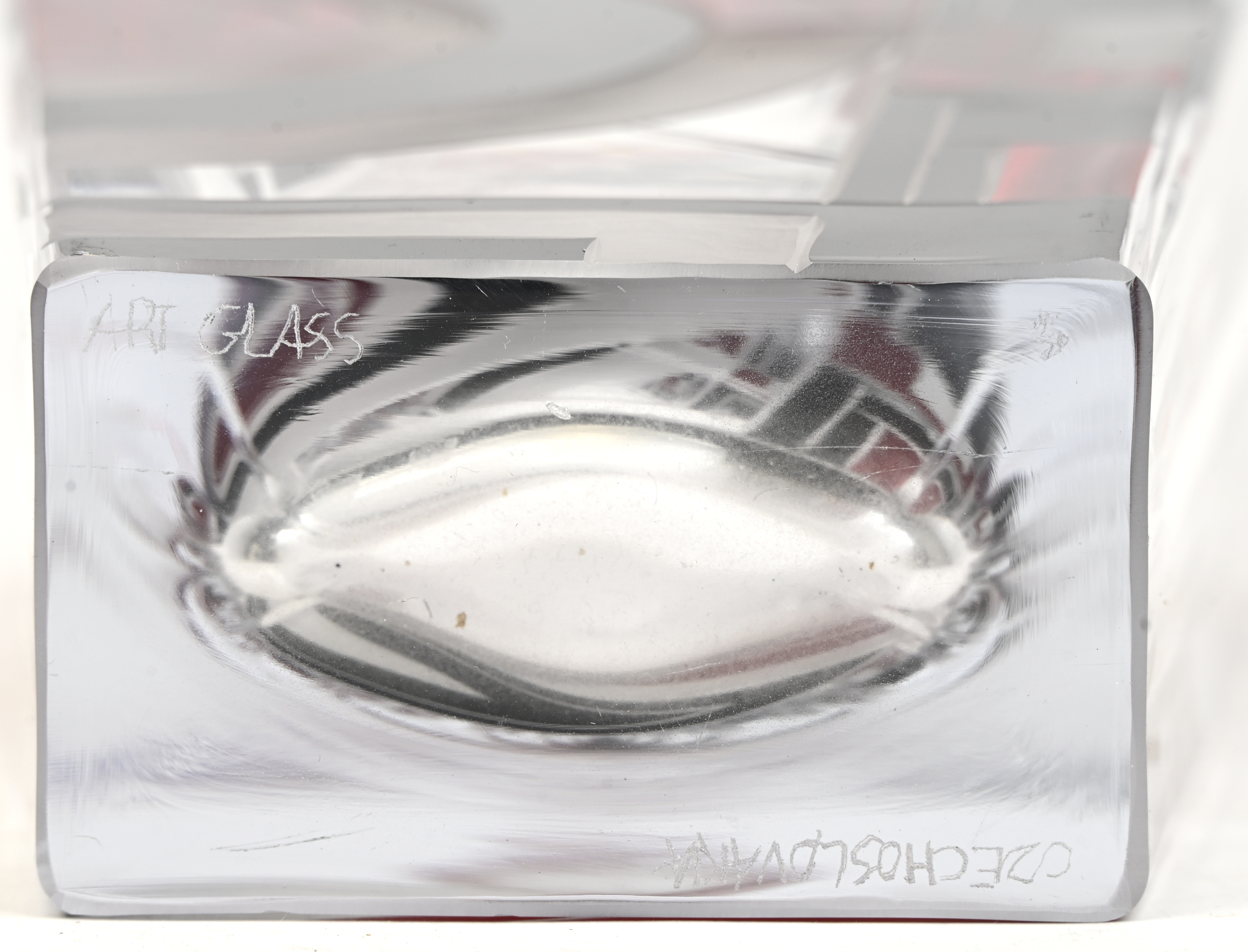 Een glazen vaas met meerkleurig geometrisch decor, gemerkt Czechoslovakia - Art Glass Een glazen vaas met meerkleurig geometrisch decor, gemerkt Czechoslovakia - Art Glass. Carl Palda?