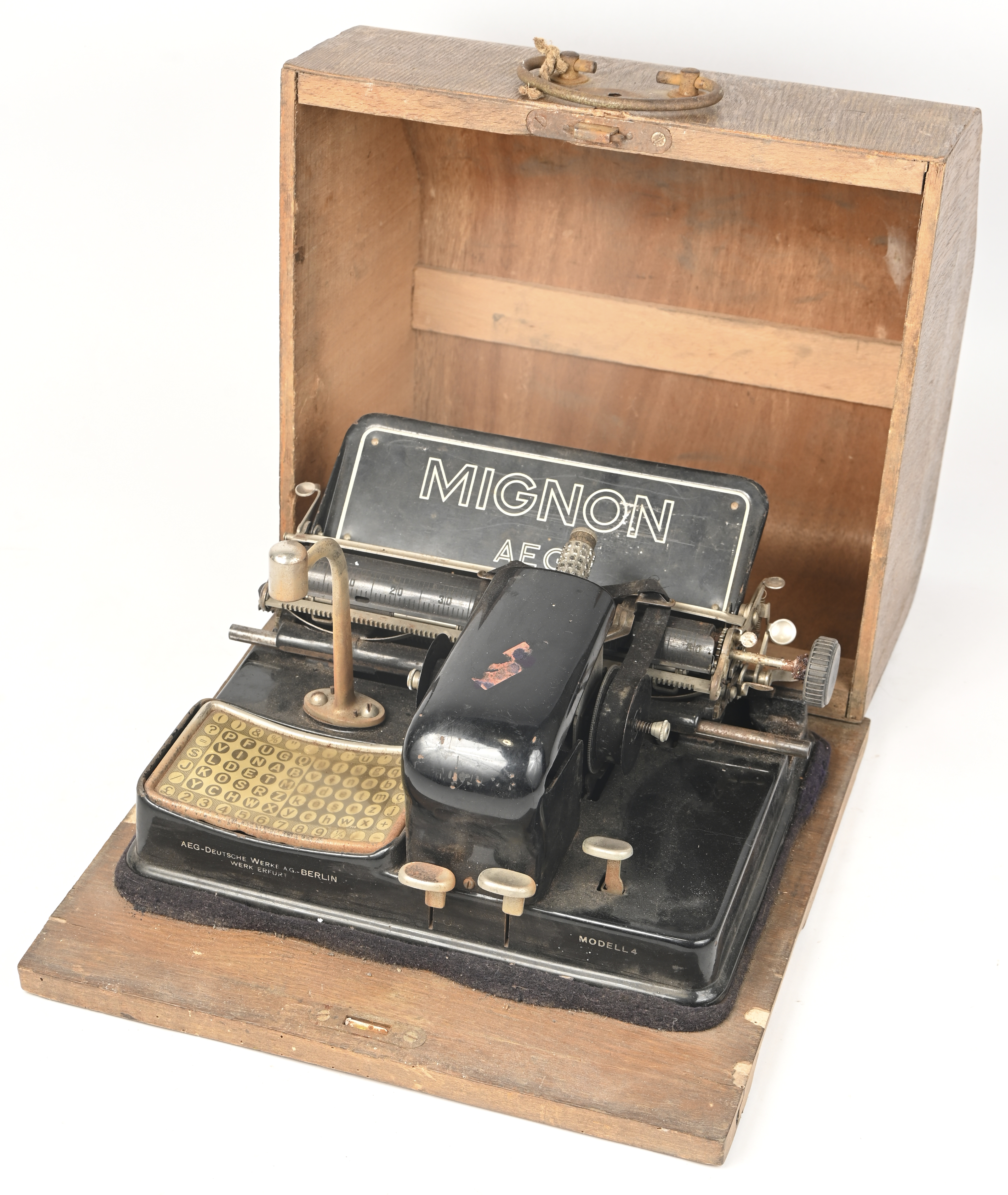 Een antieke Mignon AEG Modell 4 schrijfmachine. De aanwijsarm is manco Een antieke Mignon AEG Modell 4 schrijfmachine. De aanwijsarm is manco.