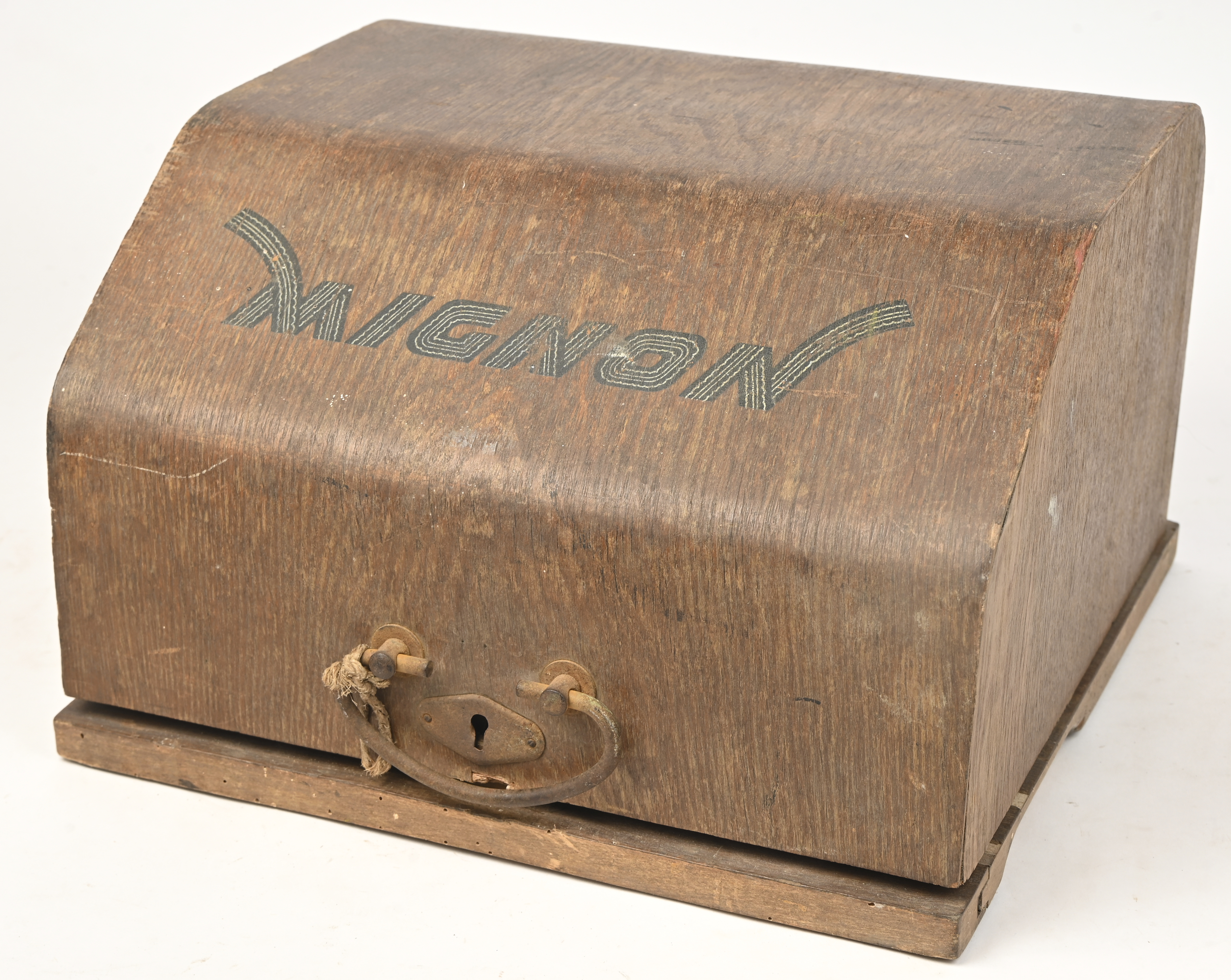 Een antieke Mignon AEG Modell 4 schrijfmachine. De aanwijsarm is manco Een antieke Mignon AEG Modell 4 schrijfmachine. De aanwijsarm is manco.