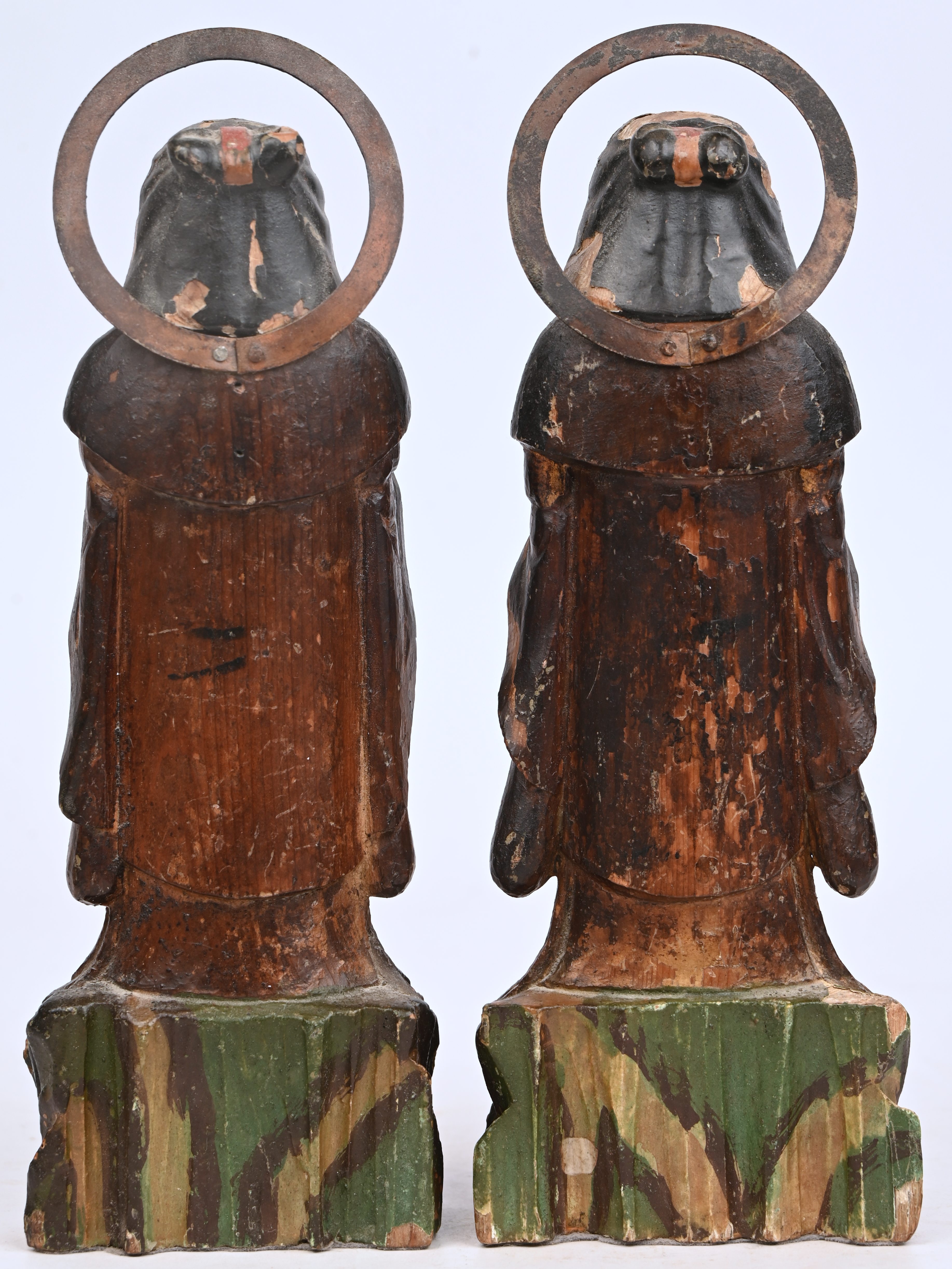 Twee kleine houten heiligenbeeldjes van gebeeldhouwd en gepolychromeerd hout. XIXde eeuw. Beide op een handig plastic sokkeltje Twee kleine houten heiligenbeeldjes van gebeeldhouwd en gepolychromeerd hout. XIXde eeuw. Beide op een handig plastic sokkeltje.