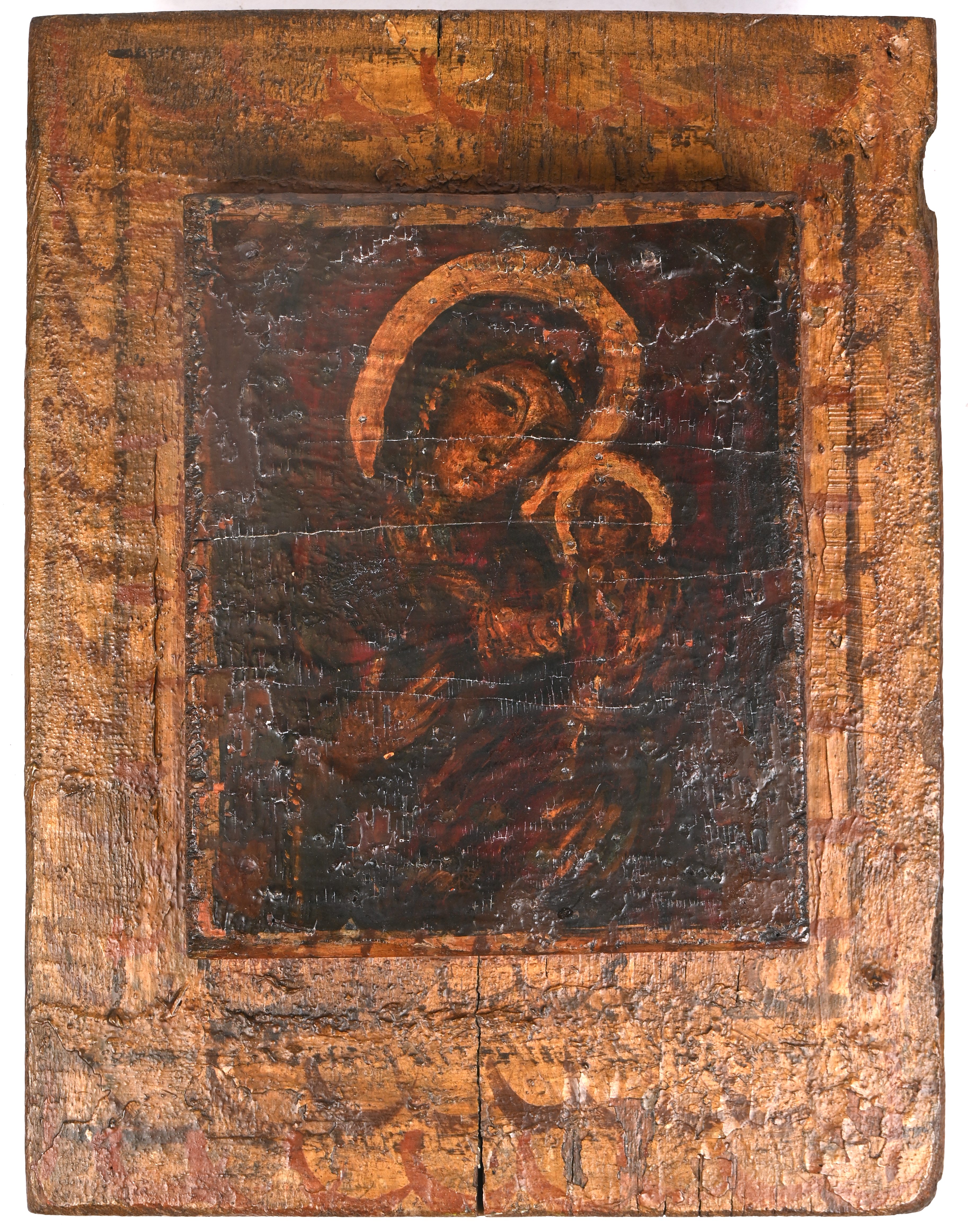 “Bogomater”. Een Russische icoon, erg gerestaureerd, gevernist en op een robuust gepolychromeerd eiken paneel bevestigd. Paneel: 39.5 x 30 cm “Bogomater”. Een Russische icoon, erg gerestaureerd, gevernist en op een robuust gepolychromeerd eiken paneel bevestigd. Paneel: 39.5 x 30 cm.