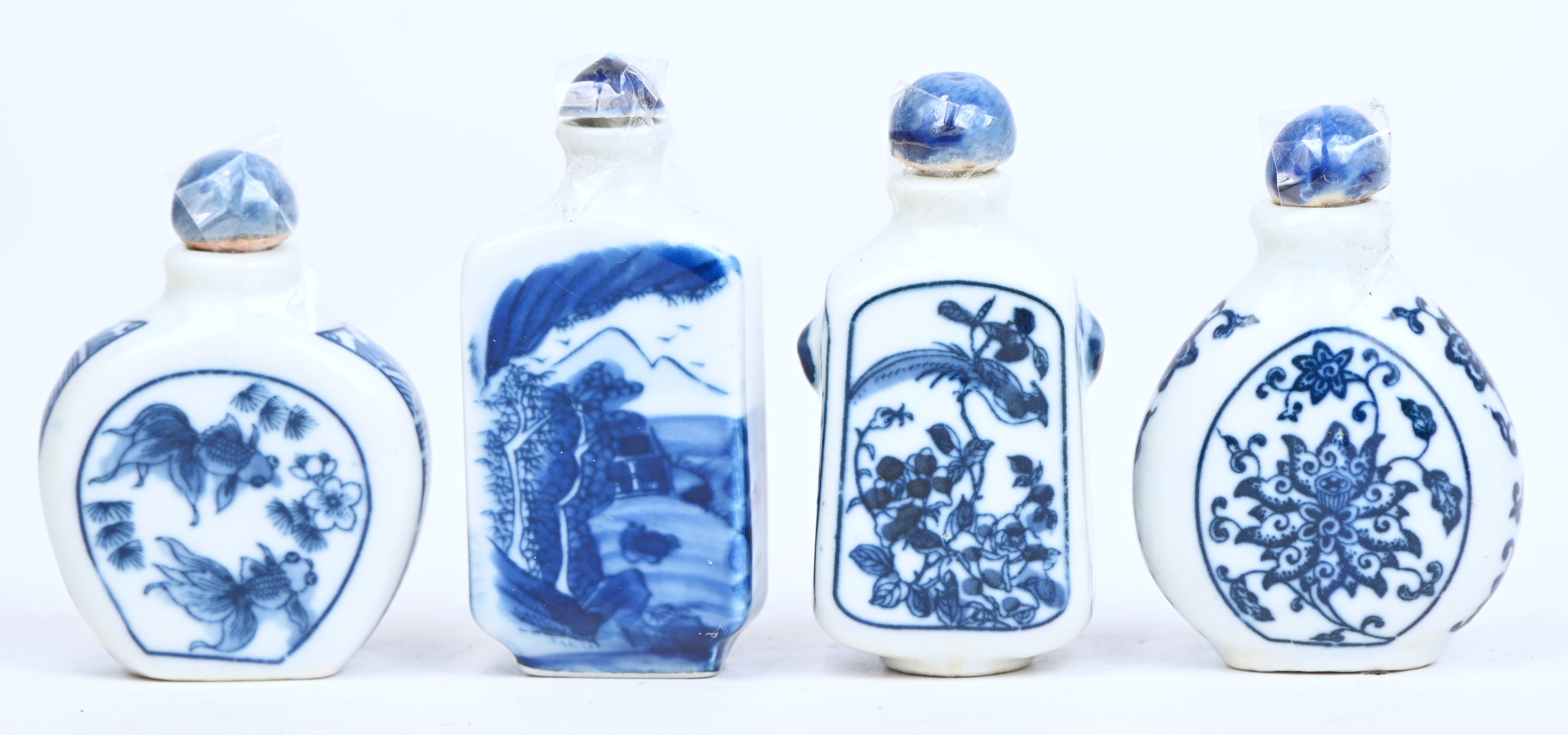 Vier snuffbottles van blauw en wit Chinees porselein, gemerkt met een artemisiablad. Diverse decors Vier snuffbottles van blauw en wit Chinees porselein, gemerkt met een artemisiablad. Diverse decors.