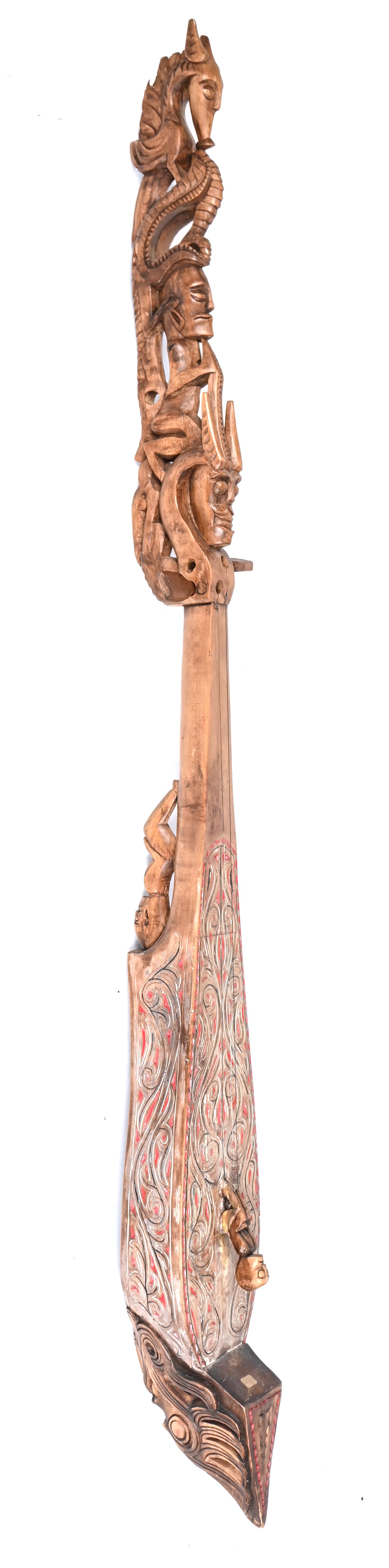 Toba Batak. Een mooi gebeeldhouwd en gepolychromeerd snaarinstrument. Sumatra Toba Batak. Een mooi gebeeldhouwd en gepolychromeerd snaarinstrument. Sumatra.