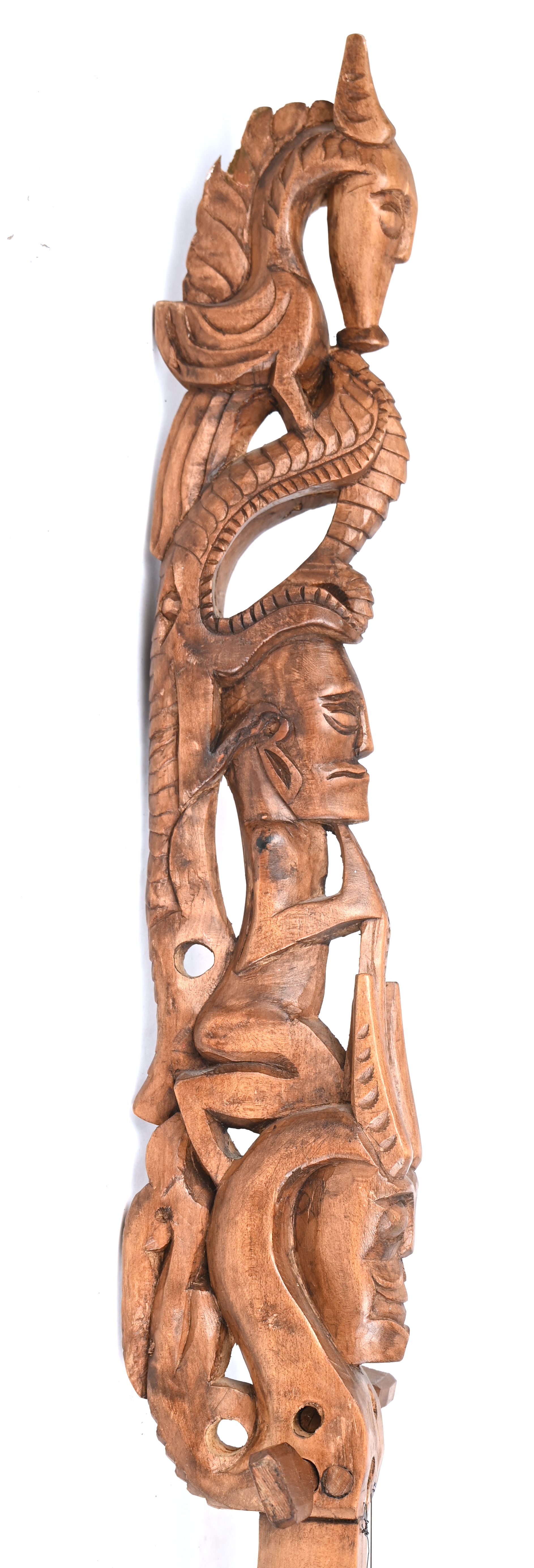 Toba Batak. Een mooi gebeeldhouwd en gepolychromeerd snaarinstrument. Sumatra Toba Batak. Een mooi gebeeldhouwd en gepolychromeerd snaarinstrument. Sumatra.