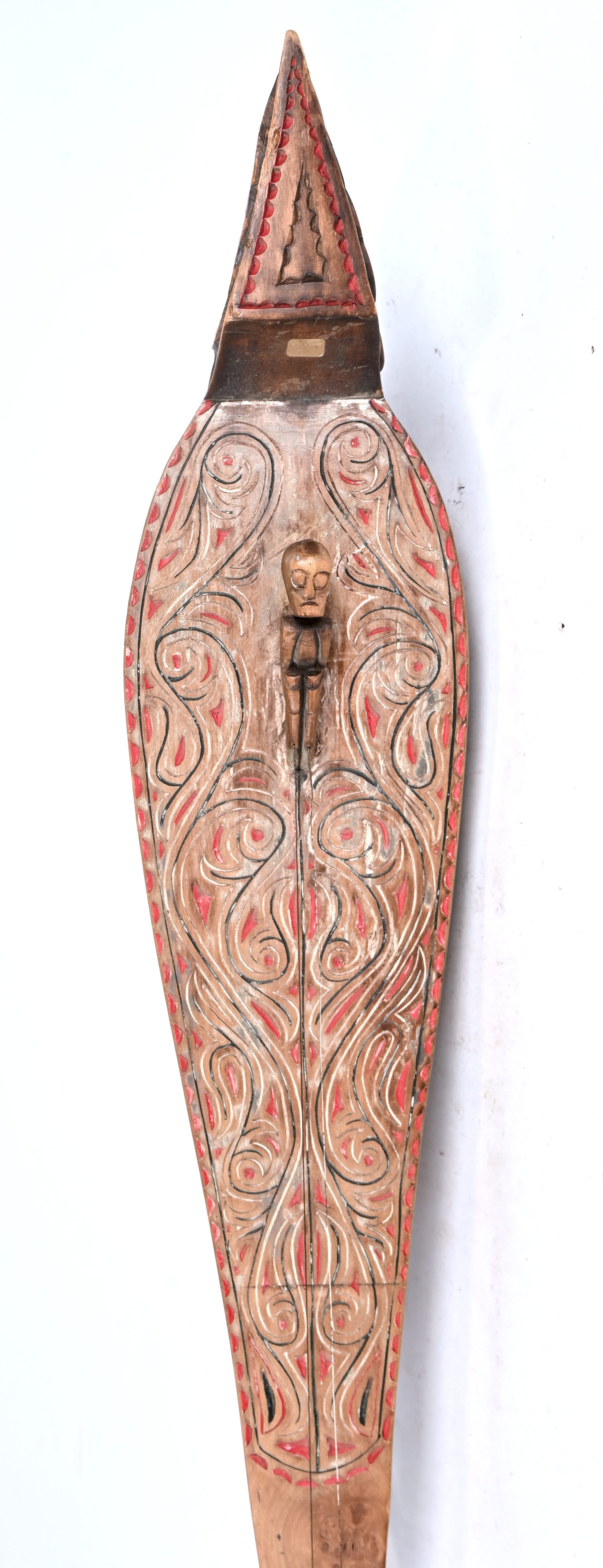 Toba Batak. Een mooi gebeeldhouwd en gepolychromeerd snaarinstrument. Sumatra Toba Batak. Een mooi gebeeldhouwd en gepolychromeerd snaarinstrument. Sumatra.