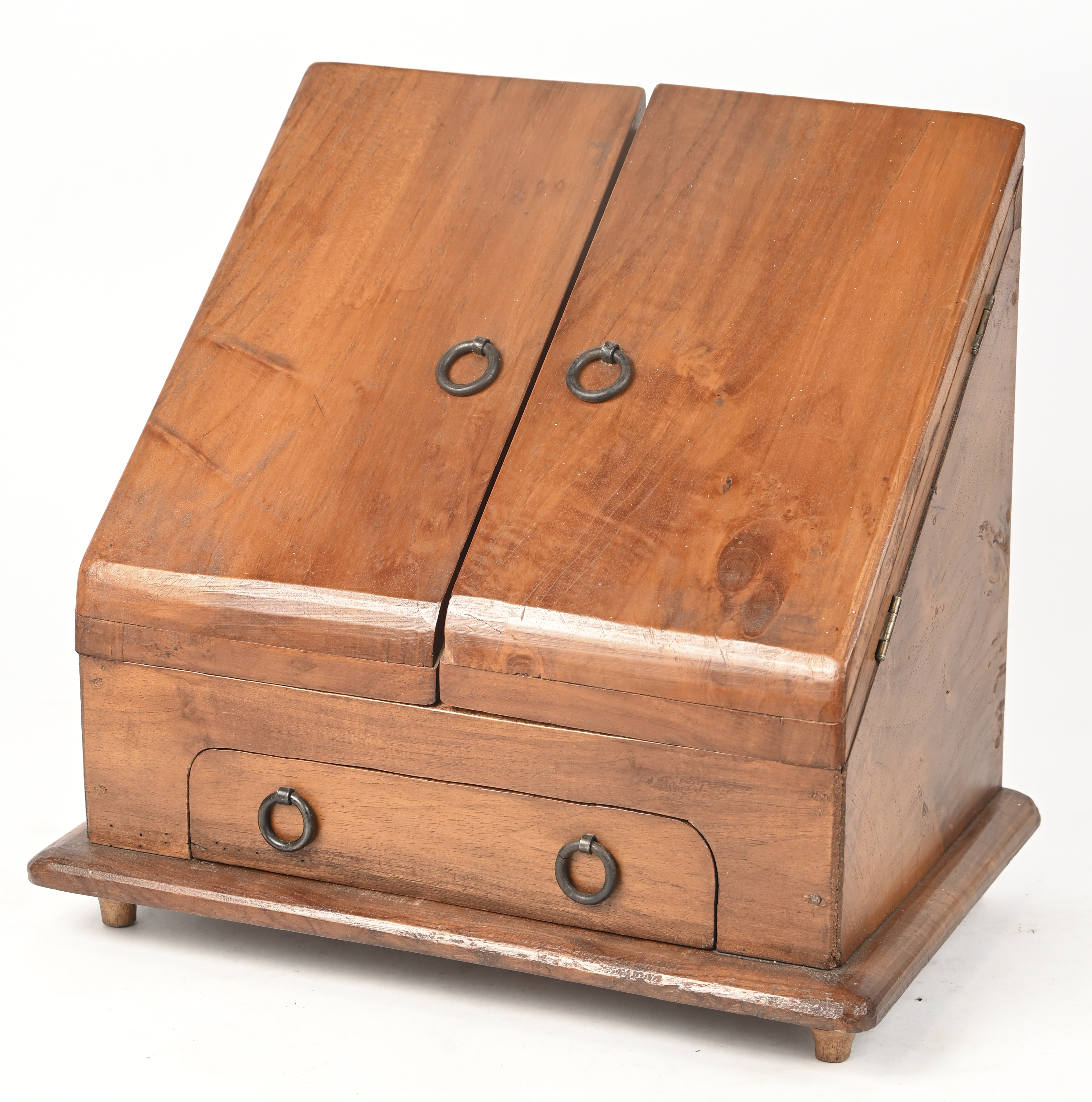 Een massief houten brievenhouder, 2 deurtjes en 1 lade Een massief houten brievenhouder, 2 deurtjes en 1 lade.