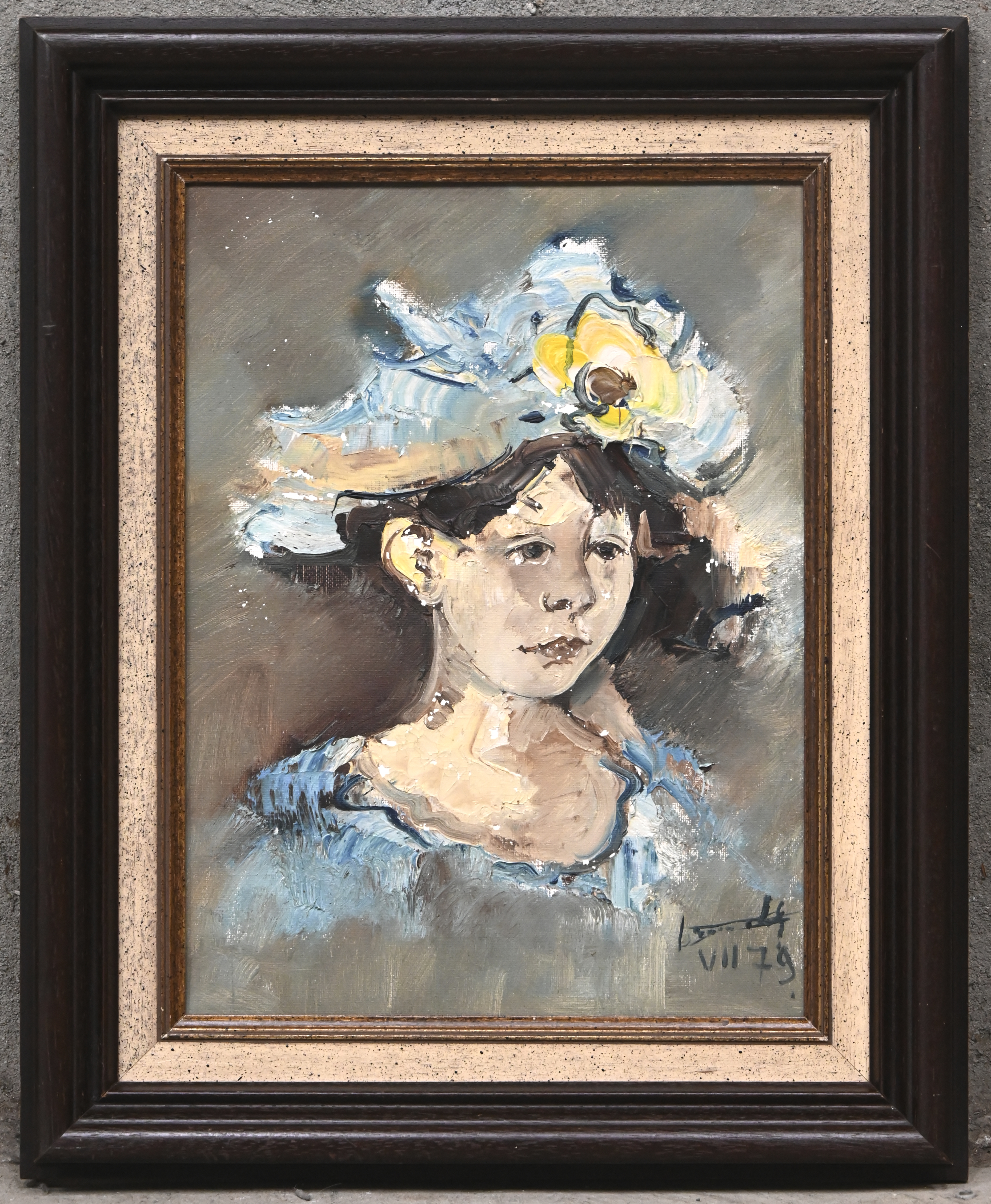 “Jongedame met hoed, een schilderij, olieverf op doek in eikenhouten kader, gesigneerd en gedateerd ‘79. Verfschade “Jongedame met hoed, een schilderij, olieverf op doek in eikenhouten kader, gesigneerd en gedateerd ‘79. Verfschade.