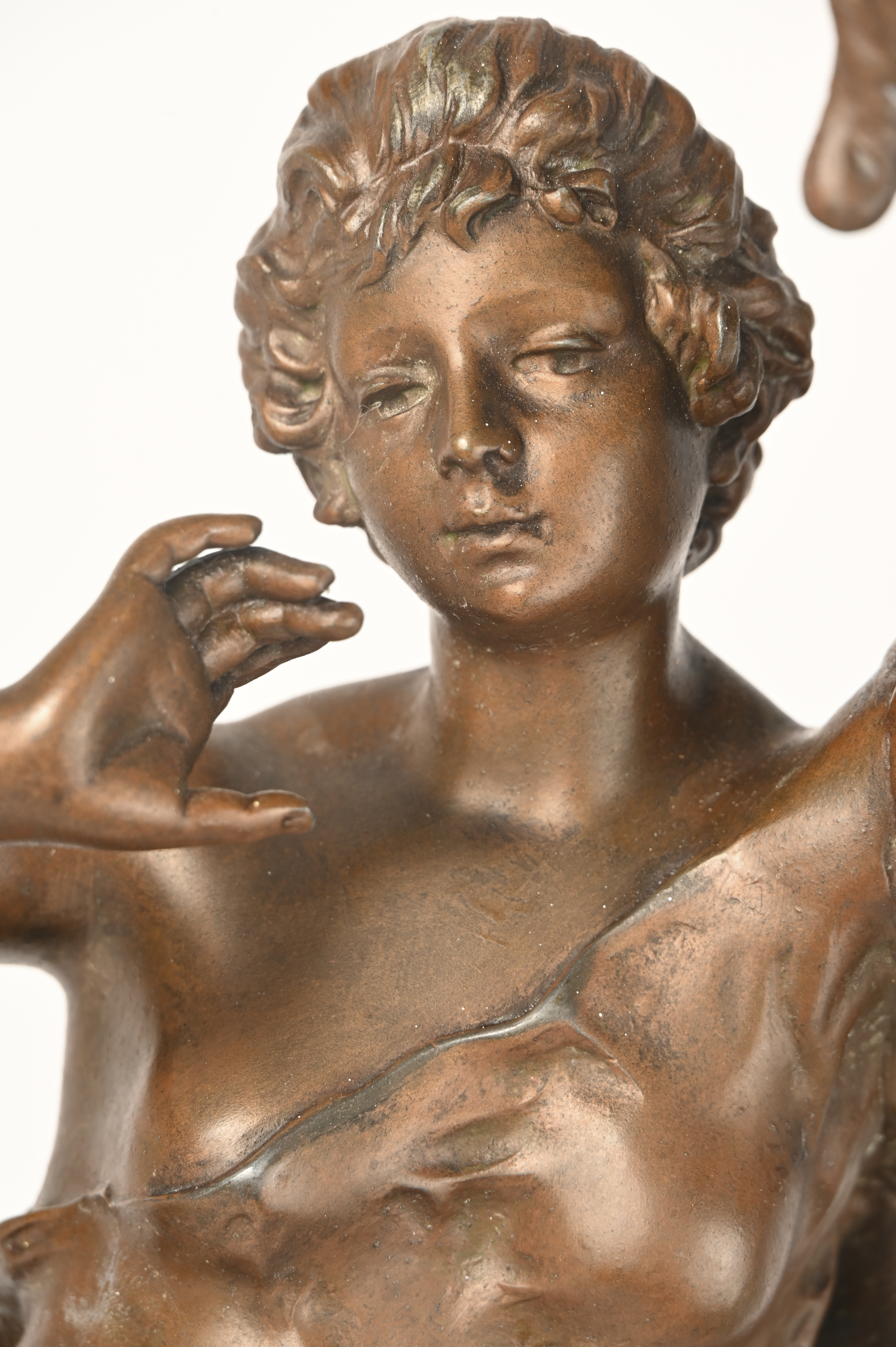 ‘La Fleur des Champs’, een beeld van zamak. Maakte deel uit van een tafellamp ‘La Fleur des Champs’, een beeld van zamak. Maakte deel uit van een tafellamp.