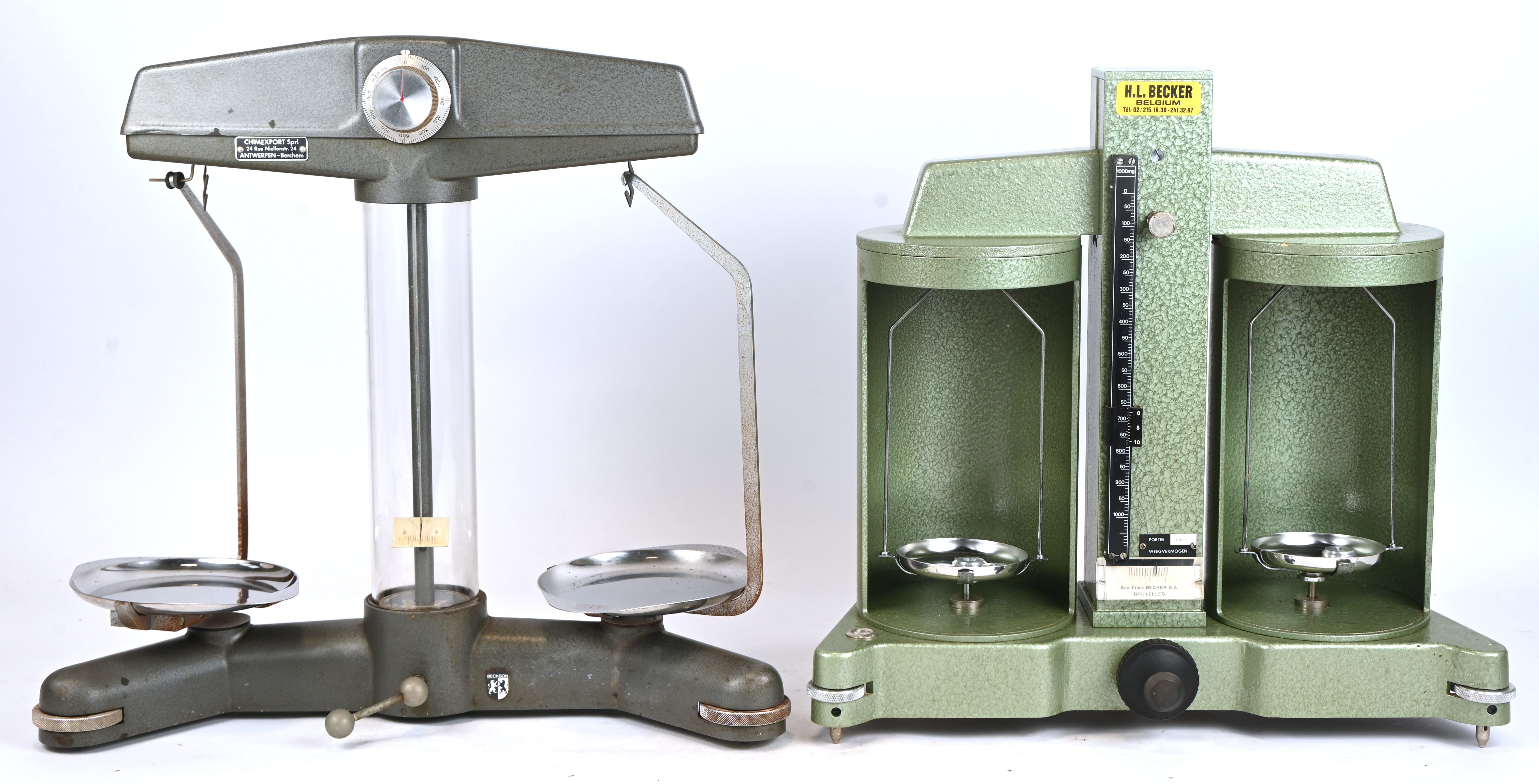 Twee vintage apothekersweegschalen. Becker en Benson Twee vintage apothekersweegschalen. Becker en Benson.