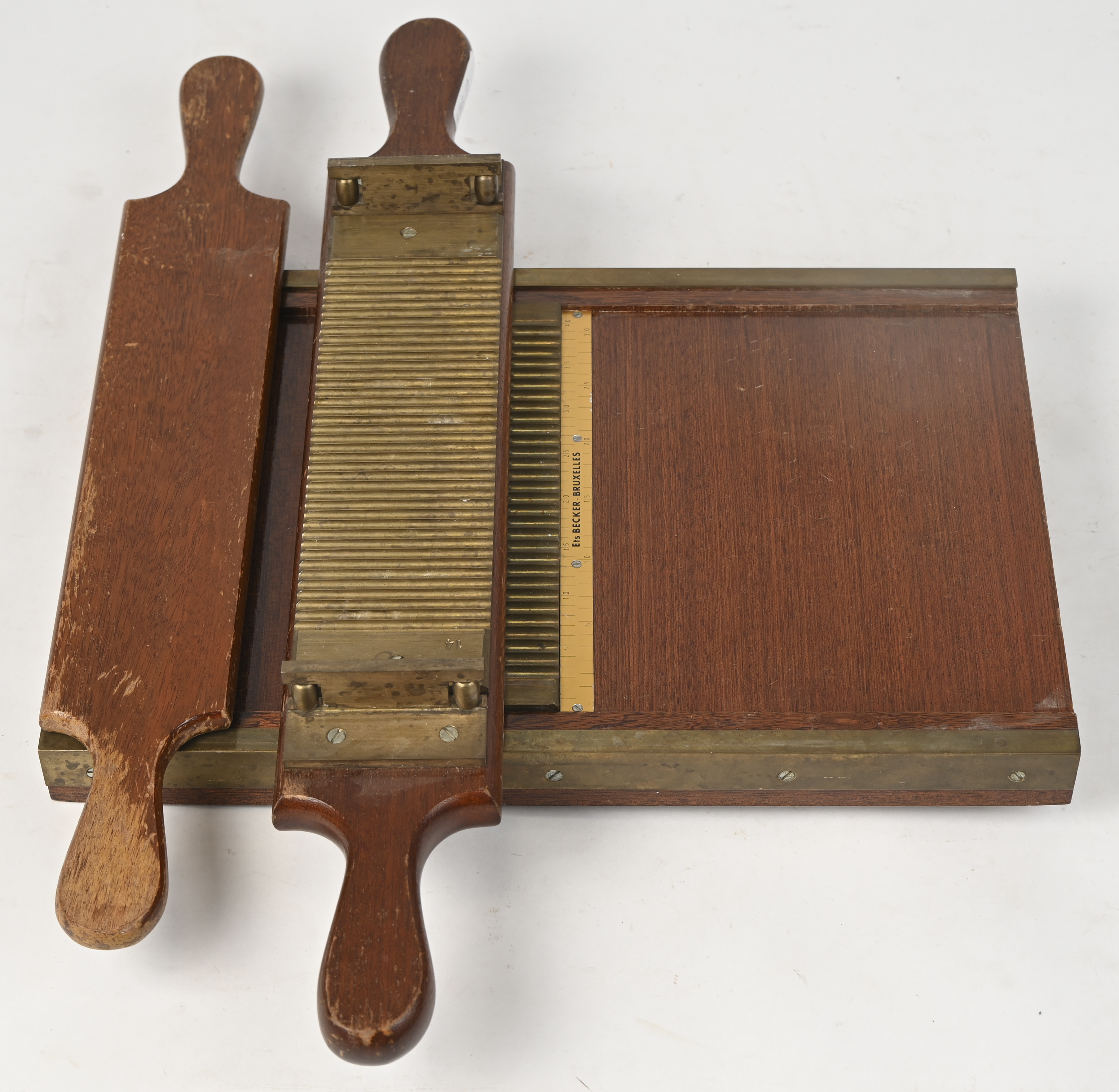 Een pillendraaier, messing en hout Een pillendraaier, messing en hout.