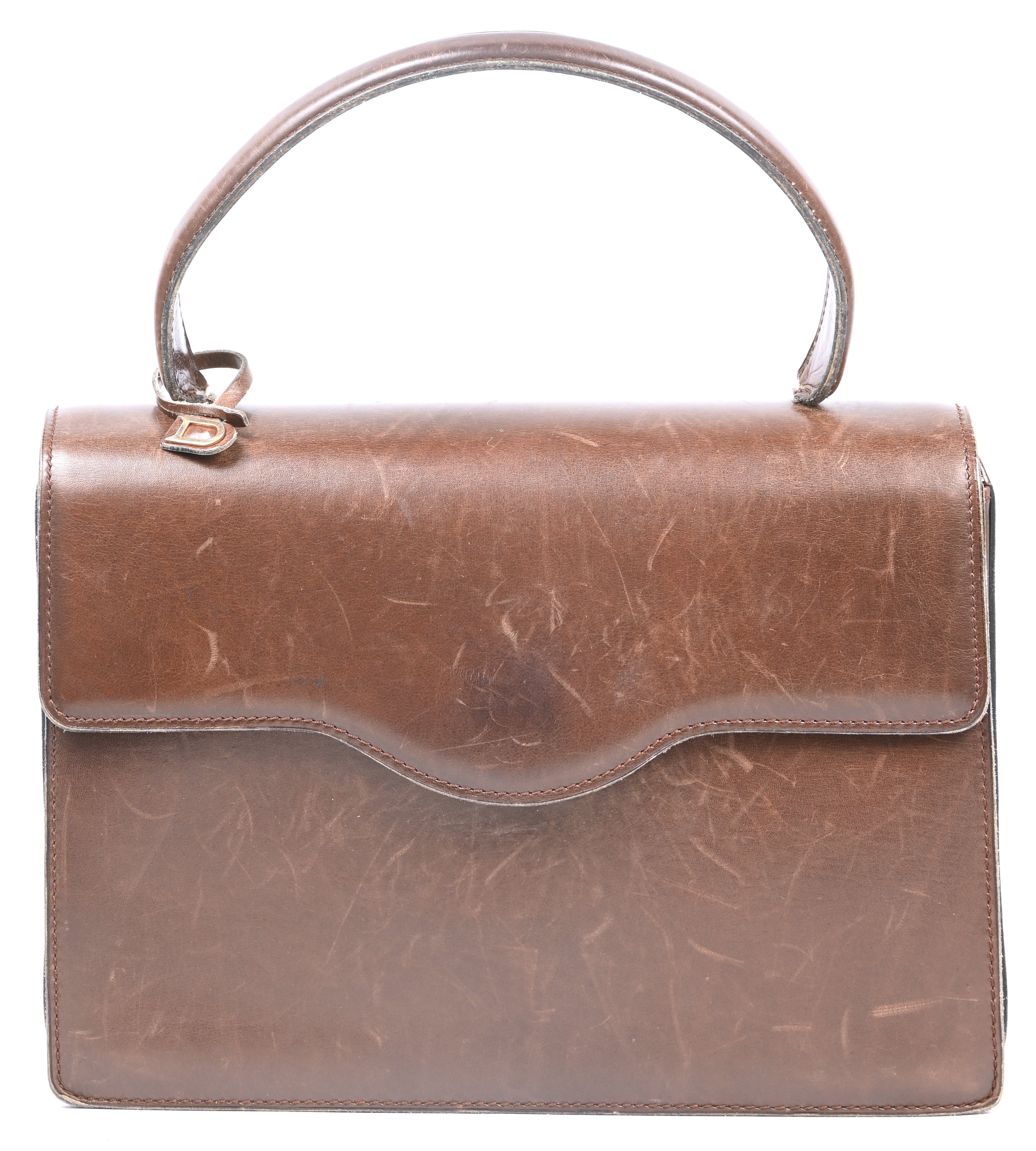 Een handtas van donkerbruin leder. Gebruikssporen en slijtage aan de aanhechting van de handvaten Een handtas van donkerbruin leder. Gebruikssporen en slijtage aan de aanhechting van de handvaten.