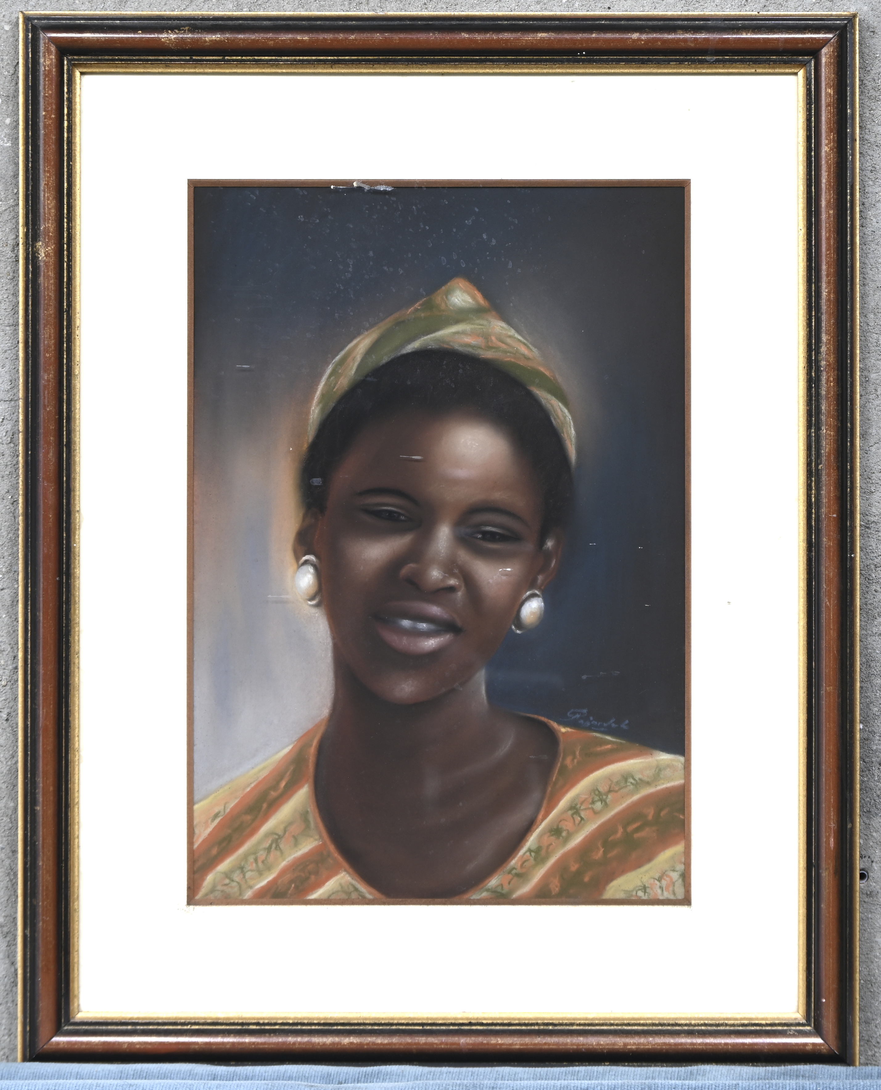 “Portret van een Afrikaanse vrouw”. Pastel op papier. Onleesbaar gesigneerd “Portret van een Afrikaanse vrouw”. Pastel op papier. Onleesbaar gesigneerd.