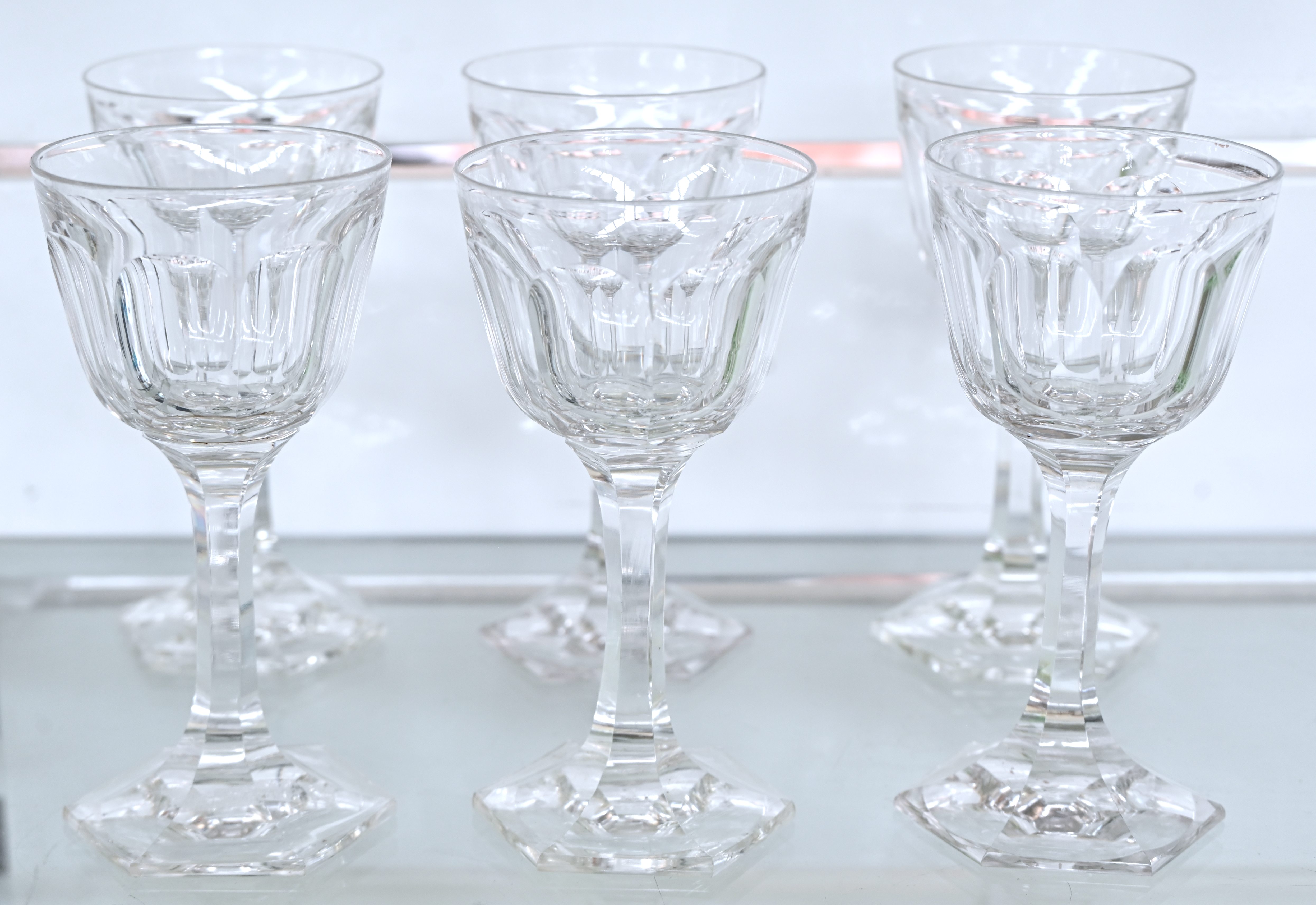 Een serie van zes likeurglaasjes van geslepen kleurloos kristal. Louis-Philippestijl, waarschijnlijk Val Saint-Lambert Een serie van zes likeurglaasjes van geslepen kleurloos kristal. Louis-Philippestijl, waarschijnlijk Val Saint-Lambert.