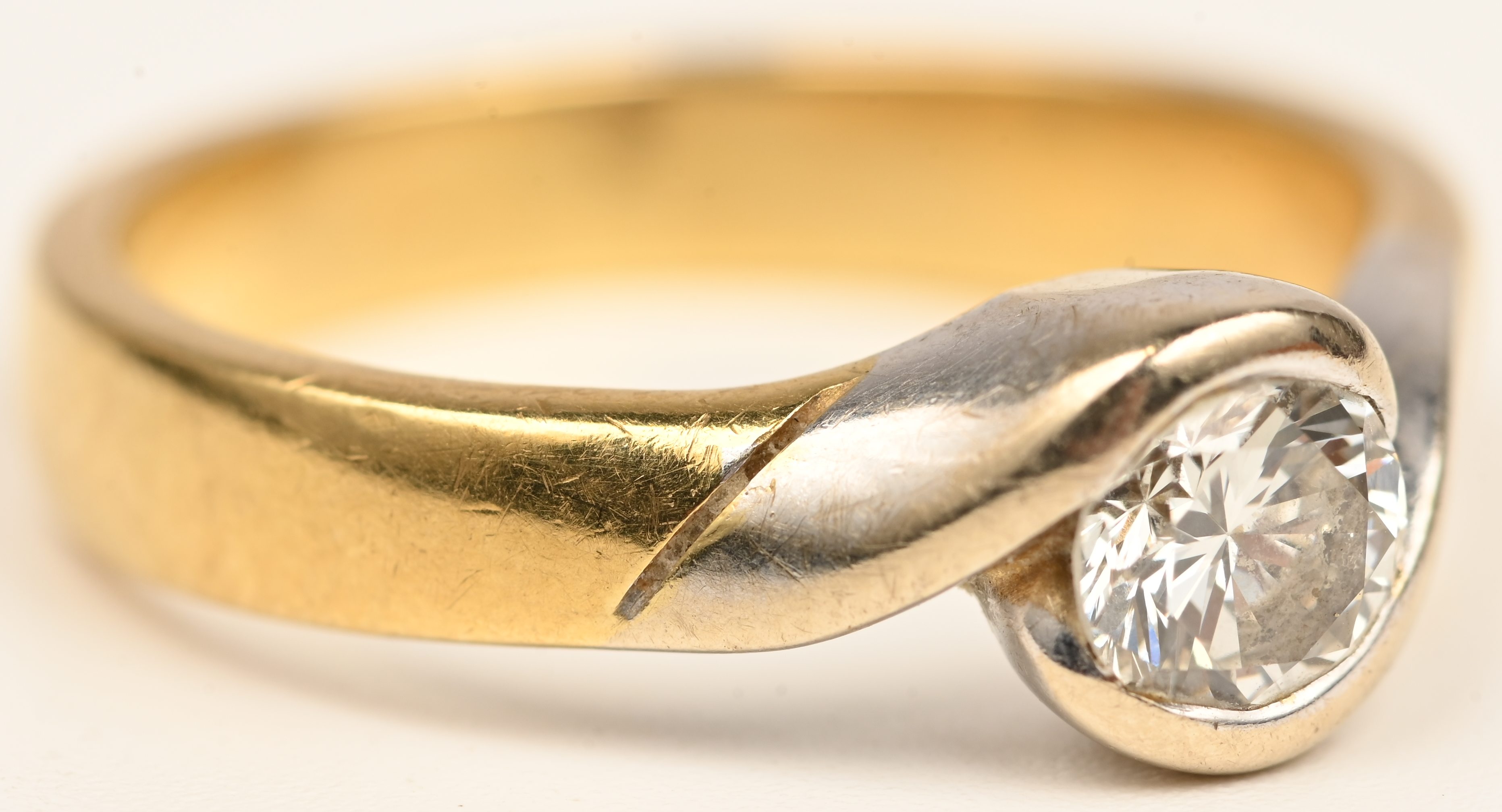 Een 18 kt wit en geelgouden ring bezet met een solitair van +- 50 ct Een 18 kt wit en geelgouden ring bezet met een solitair van +- 50 ct.