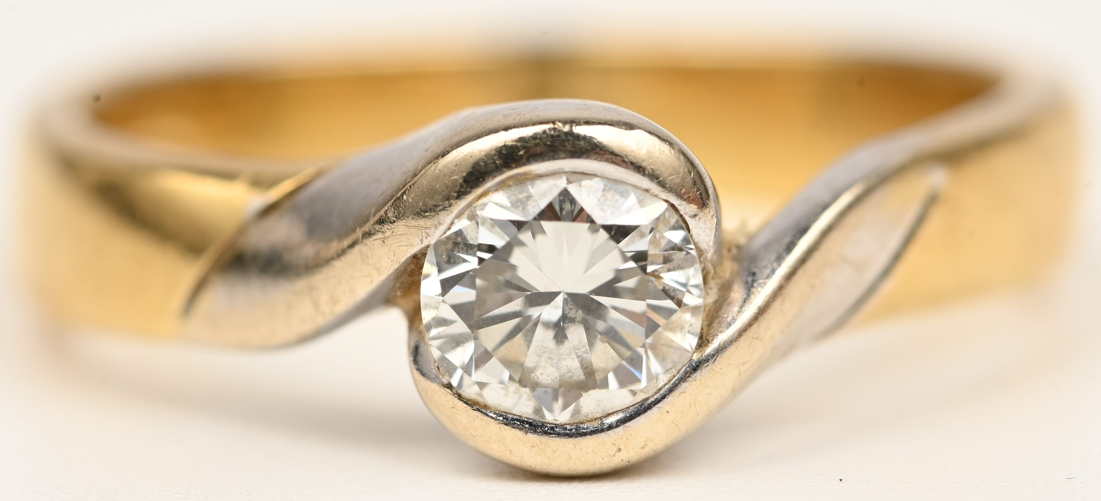 Een 18 kt wit en geelgouden ring bezet met een solitair van +- 50 ct Een 18 kt wit en geelgouden ring bezet met een solitair van +- 50 ct.