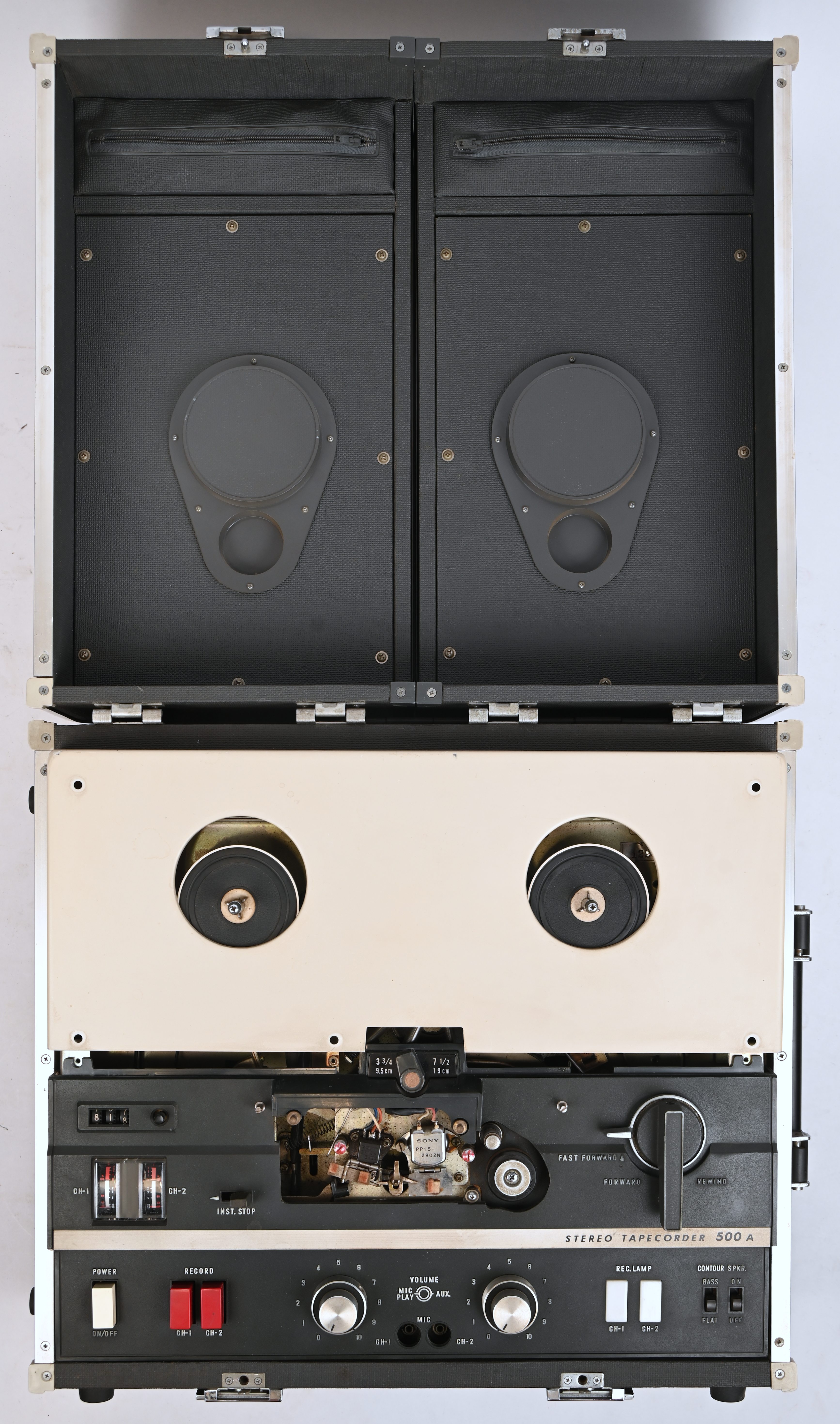 Een vintage bandopnemer, Sony TC 500 A, met speakers Een vintage bandopnemer, Sony TC 500 A, met speakers.