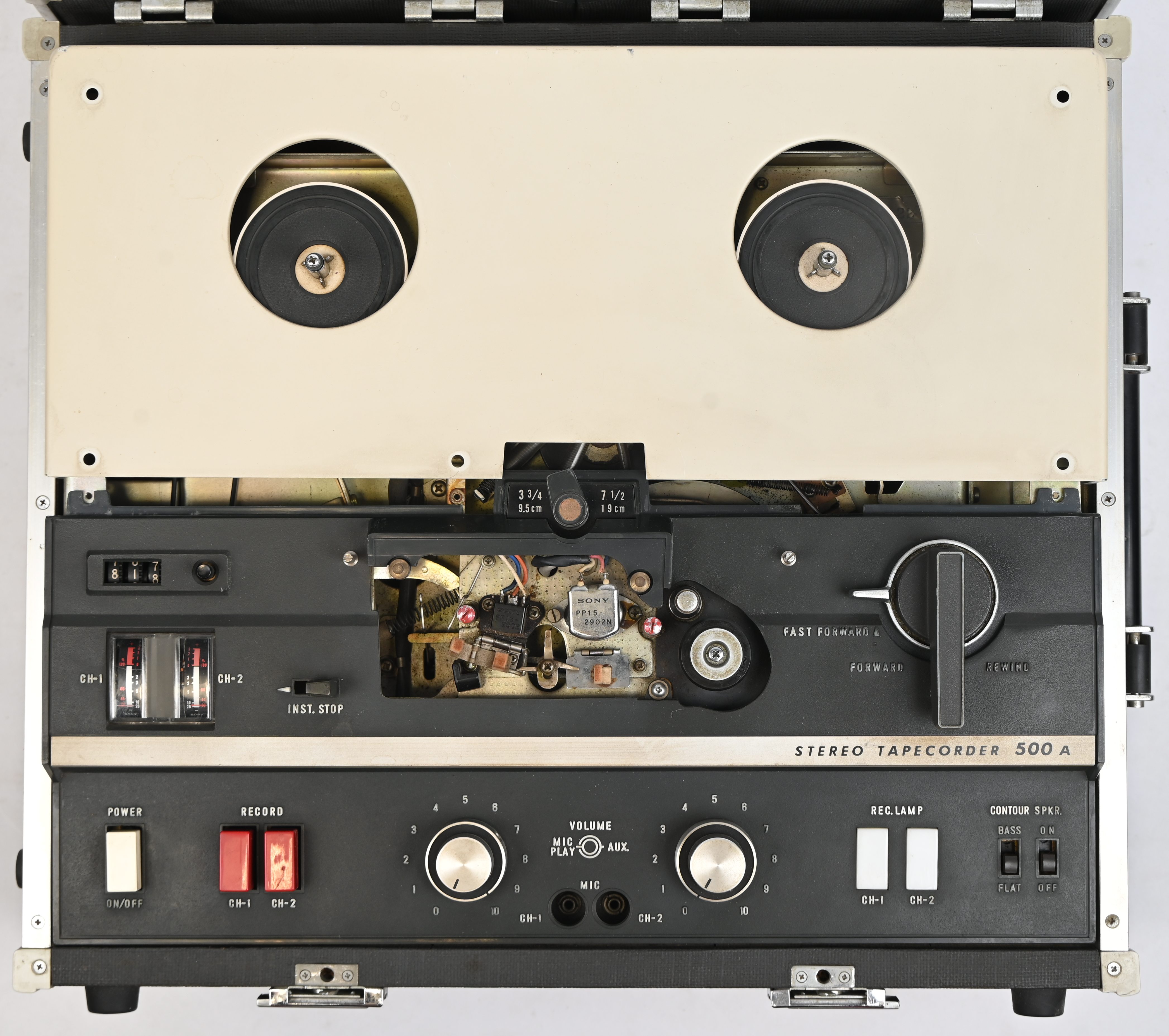 Een vintage bandopnemer, Sony TC 500 A, met speakers Een vintage bandopnemer, Sony TC 500 A, met speakers.