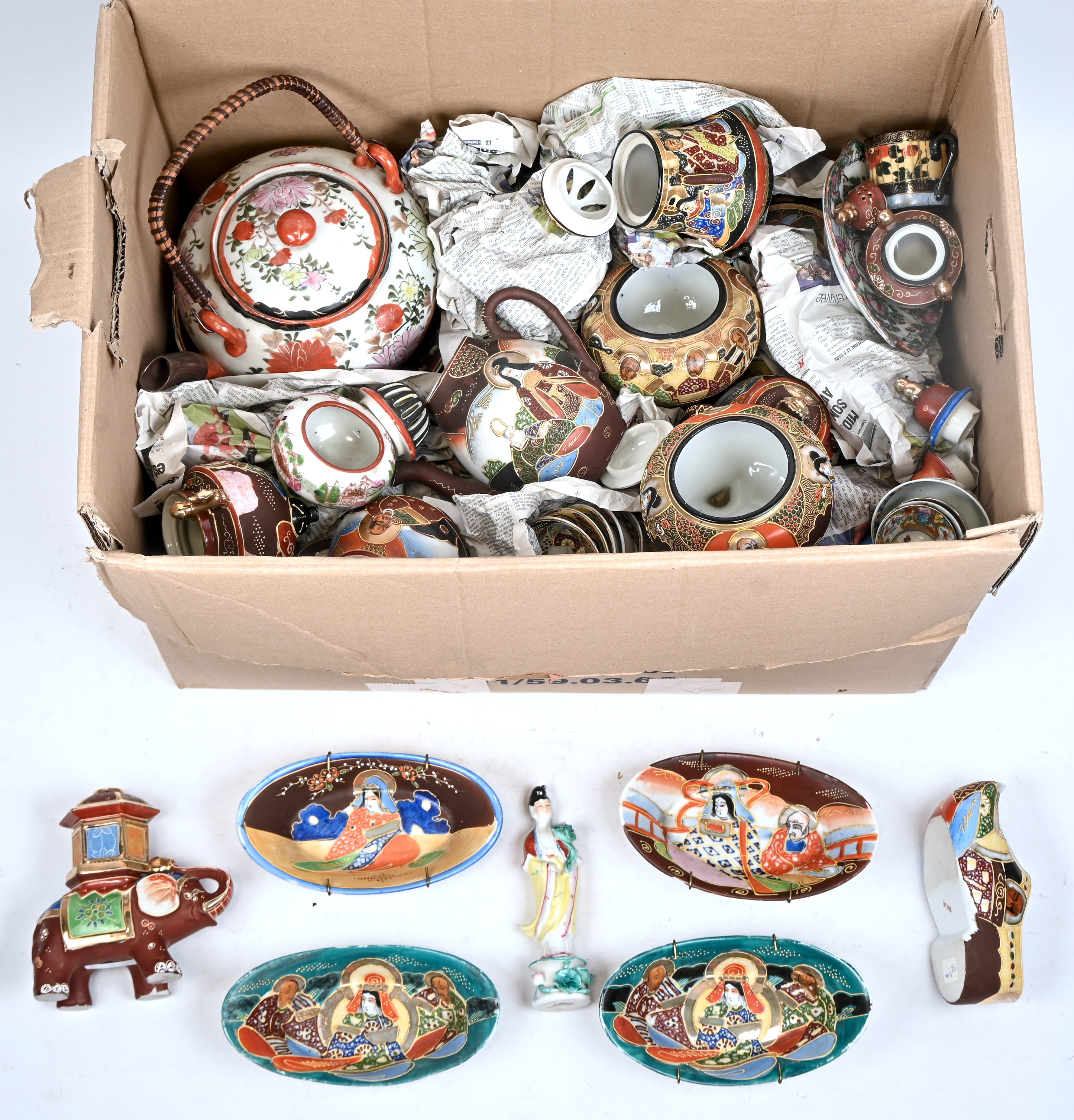 Een groot gevarieerd lot voorwerpen van Aziatisch porselein. Bordjes, kommetjes, theepotten, etc Een groot gevarieerd lot voorwerpen van Aziatisch porselein. Bordjes, kommetjes, theepotten, etc.