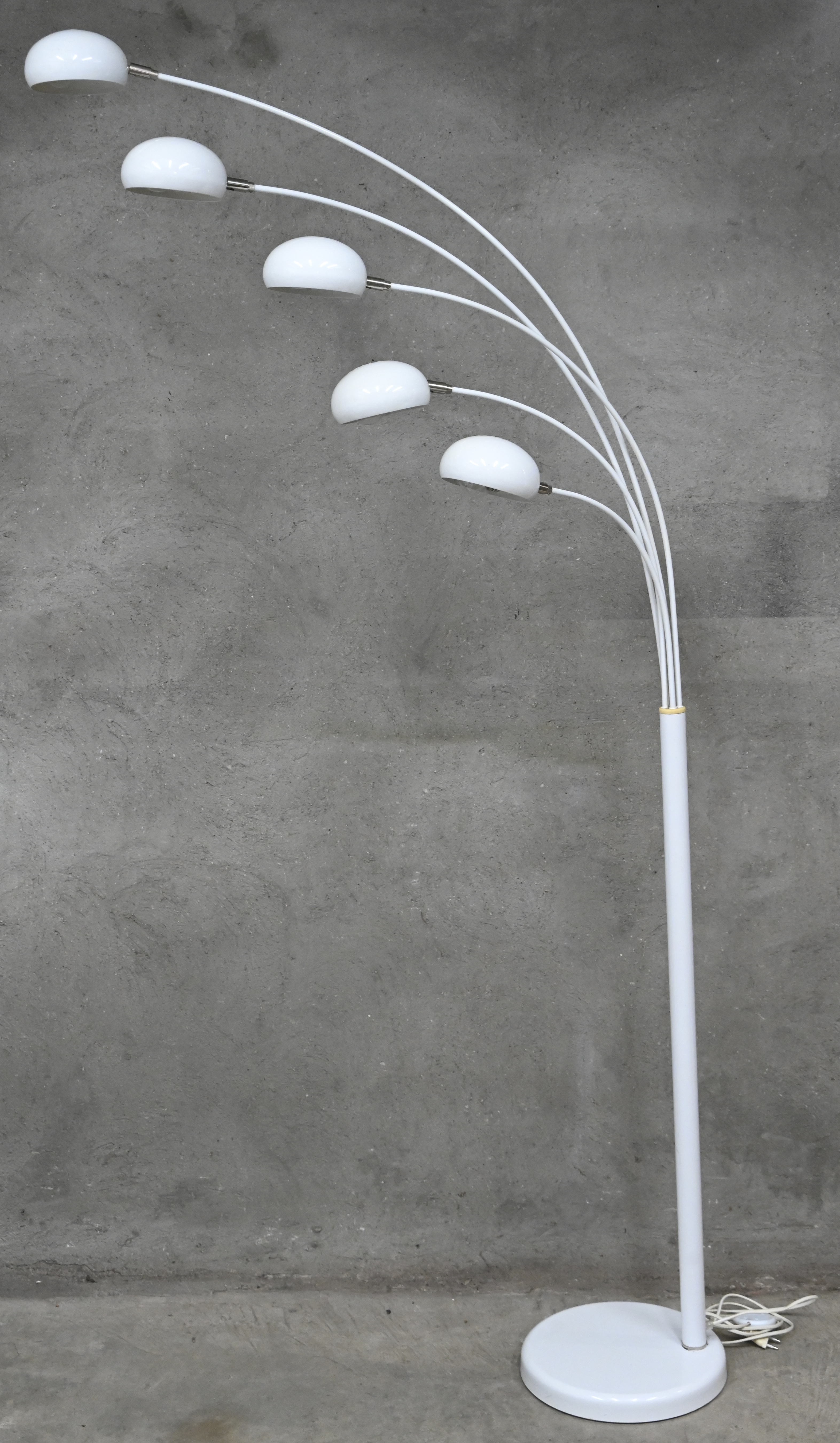 Een vintage design booglamp. Met vijf lichtpunten Een vintage design booglamp. Met vijf lichtpunten.