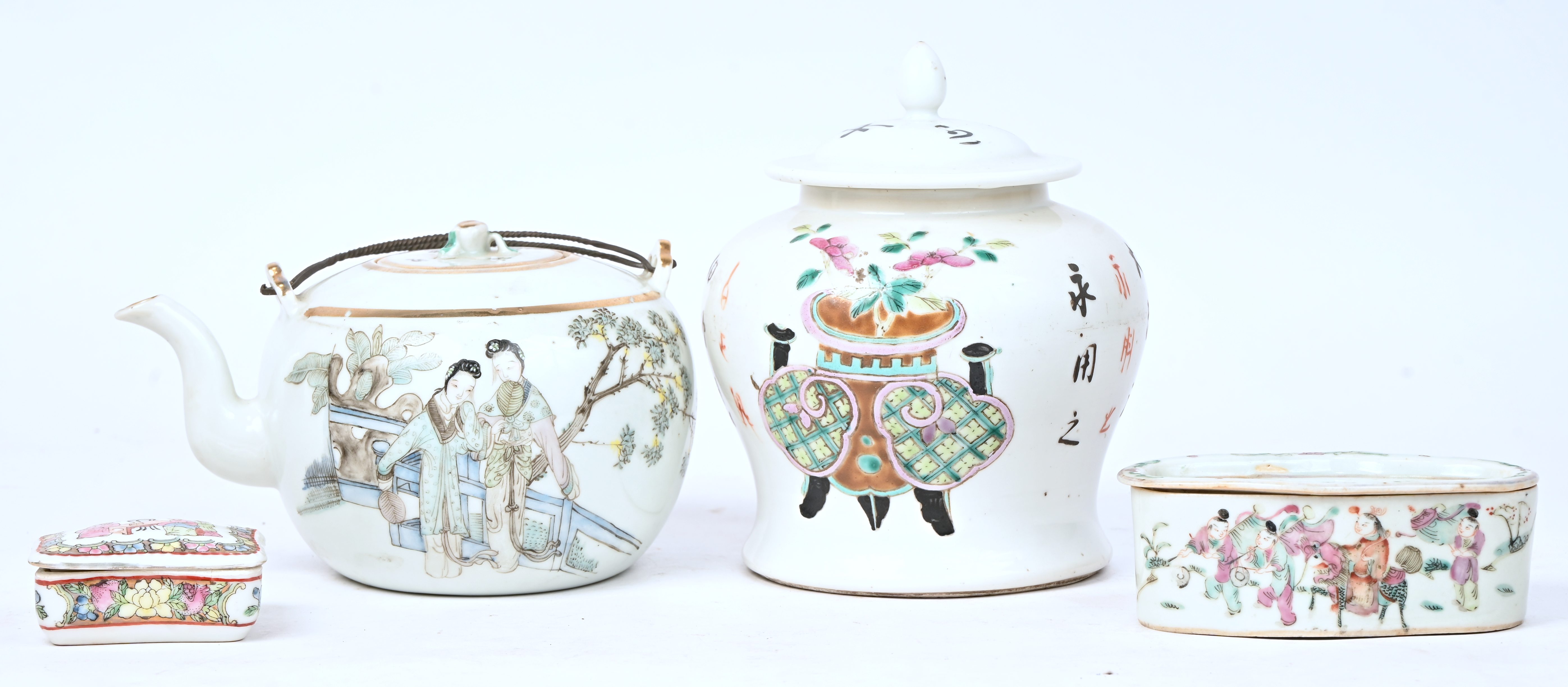 Een lot Chinees porselein, bestaande uit een theepot, gemberpot, doosje en wierrookbrander Een lot Chinees porselein, bestaande uit een theepot, gemberpot, doosje en wierrookbrander.
