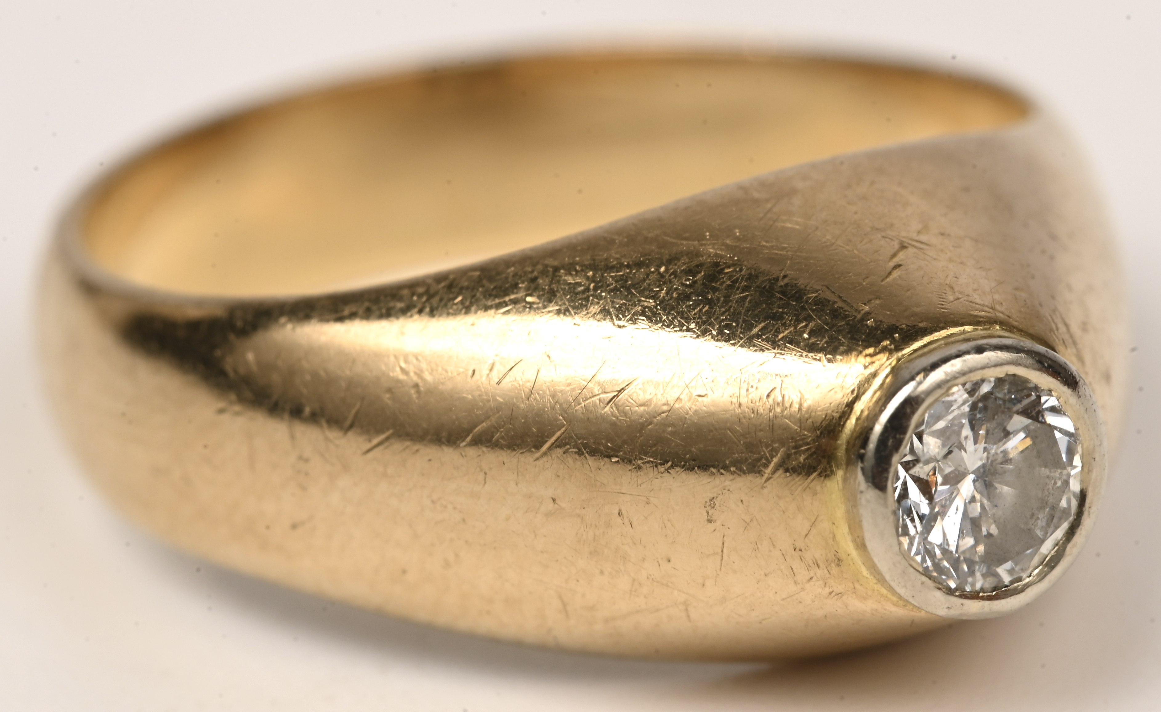 Een 18 kt geelgouden herenring met centrale briljant van +- 0,25 ct Een 18 kt geelgouden herenring met centrale briljant van +- 0,25 ct.