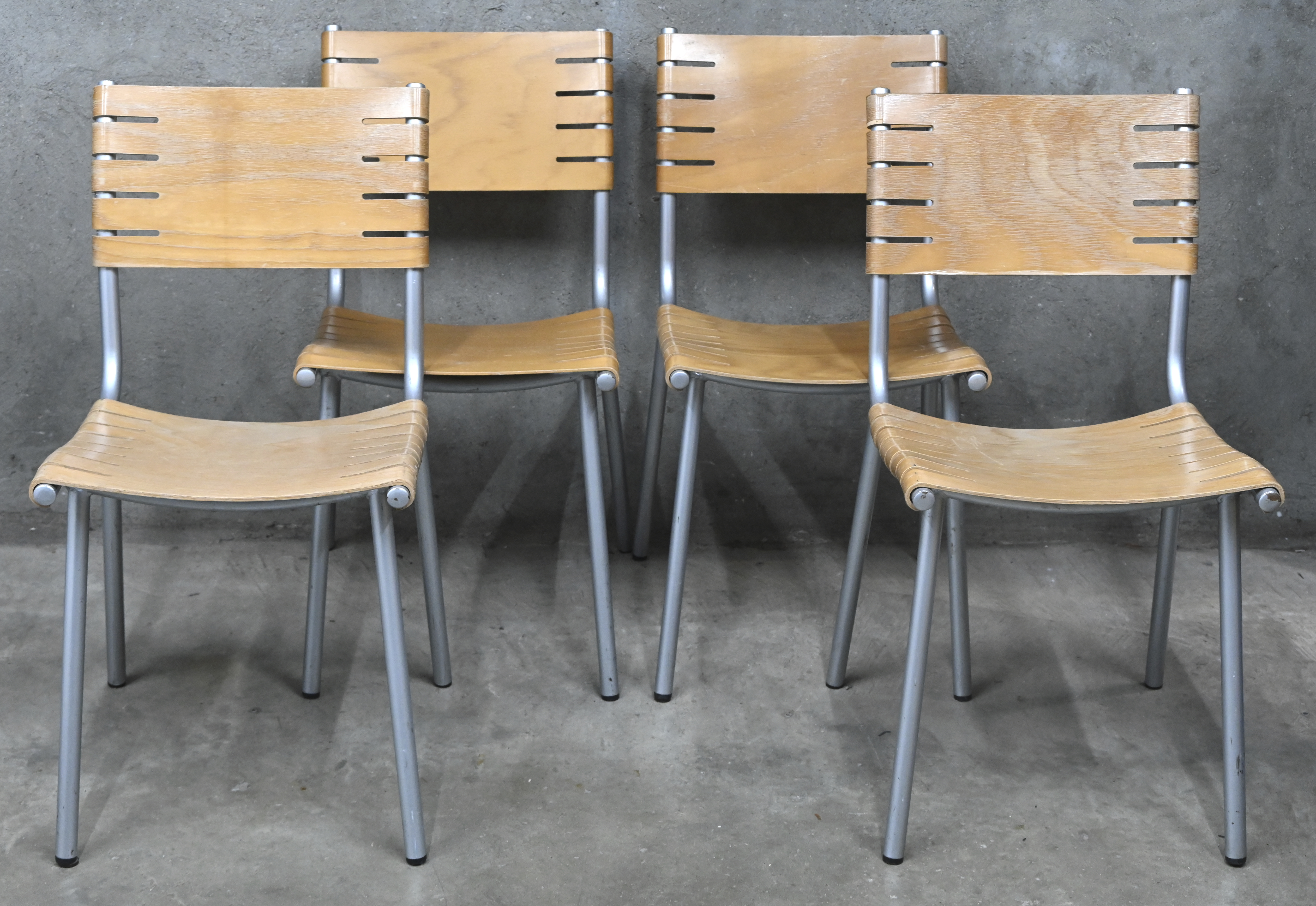 Een set van vier stoelen, naar een ontwerp van Ruud Jan Kokke voor Harvink. Niet gemerkt. Gebruiksschade Een set van vier stoelen, naar een ontwerp van Ruud Jan Kokke voor Harvink. Niet gemerkt. Gebruiksschade.
