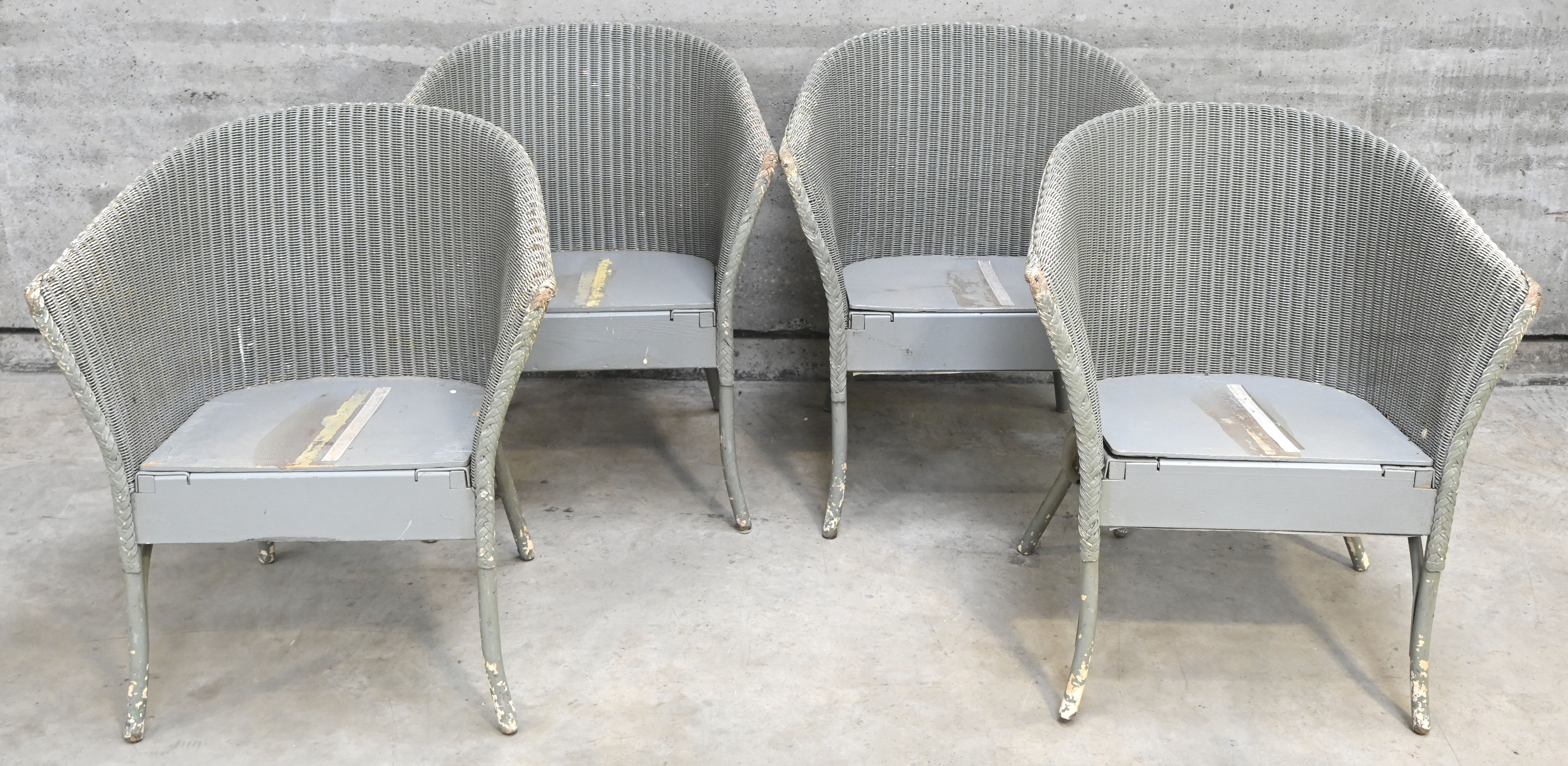 Een set van 4 Lloyd Loomchairs, circa 1920. Grijsgelakt, met originele kussenbevestiging (zonder kussens). Ouderdomssporen Een set van 4 Lloyd Loomchairs, circa 1920. Grijsgelakt, met originele kussenbevestiging (zonder kussens). Ouderdomssporen.