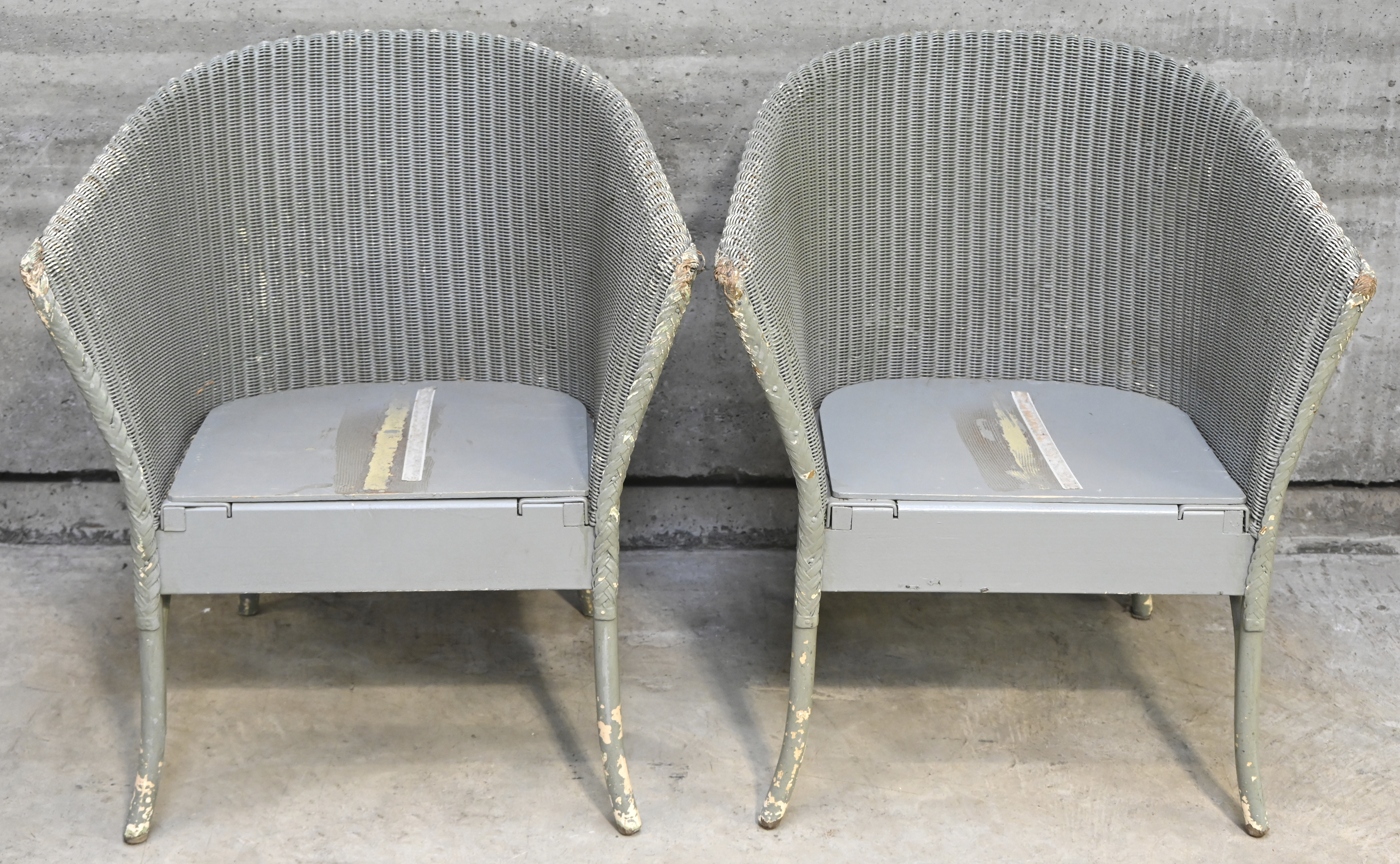 Een set van 2 Lloyd Loomchairs, circa 1920. Grijsgelakt, met originele kussenbevestiging (zonder kussens). Ouderdomssporen Een set van 2 Lloyd Loomchairs, circa 1920. Grijsgelakt, met originele kussenbevestiging (zonder kussens). Ouderdomssporen.