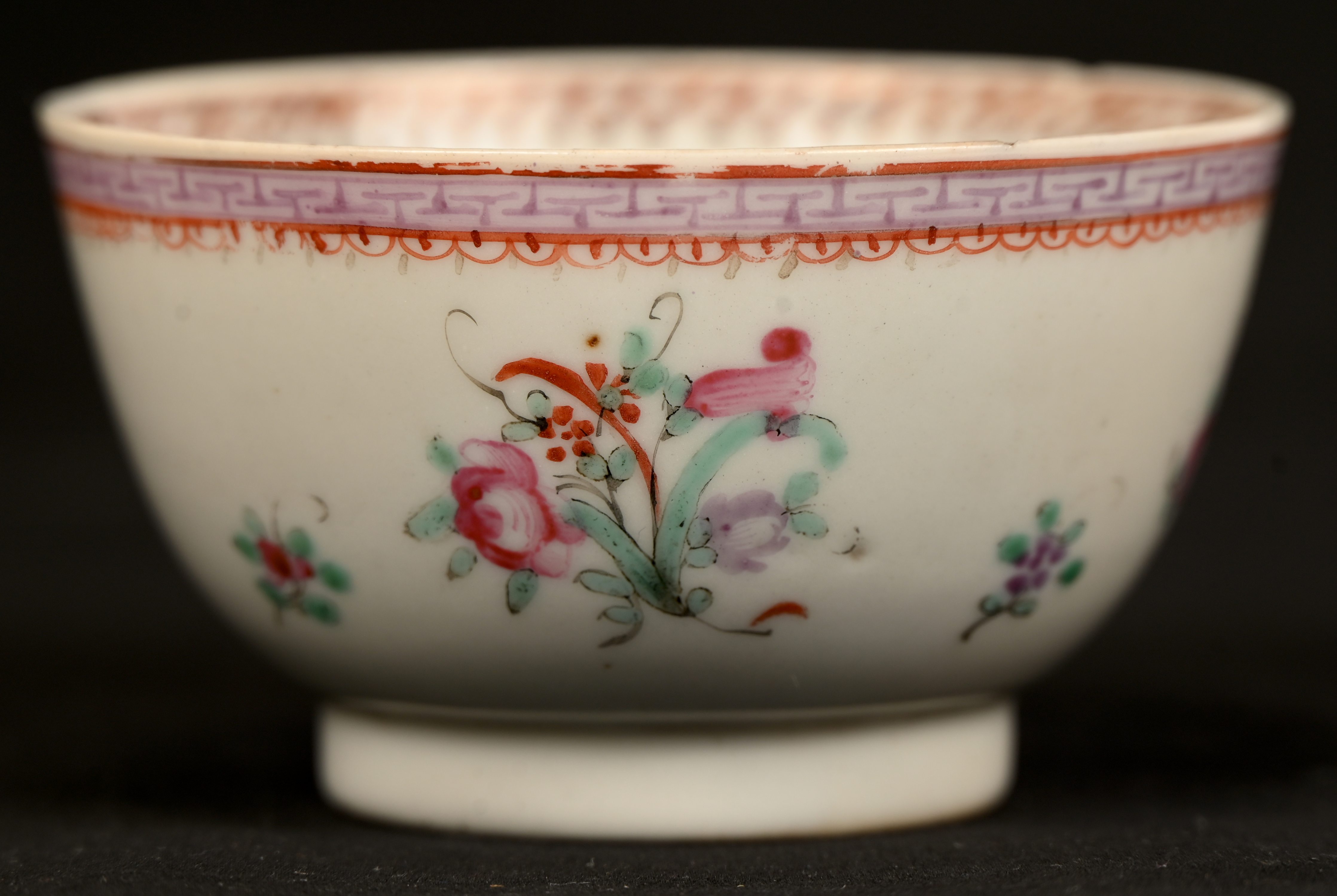 Een 18e eeuws Chinees porseleinen export theekopje in famille rose decor. Haarlijn en schilfer Een 18e eeuws Chinees porseleinen export theekopje in famille rose decor. Haarlijn en schilfer.