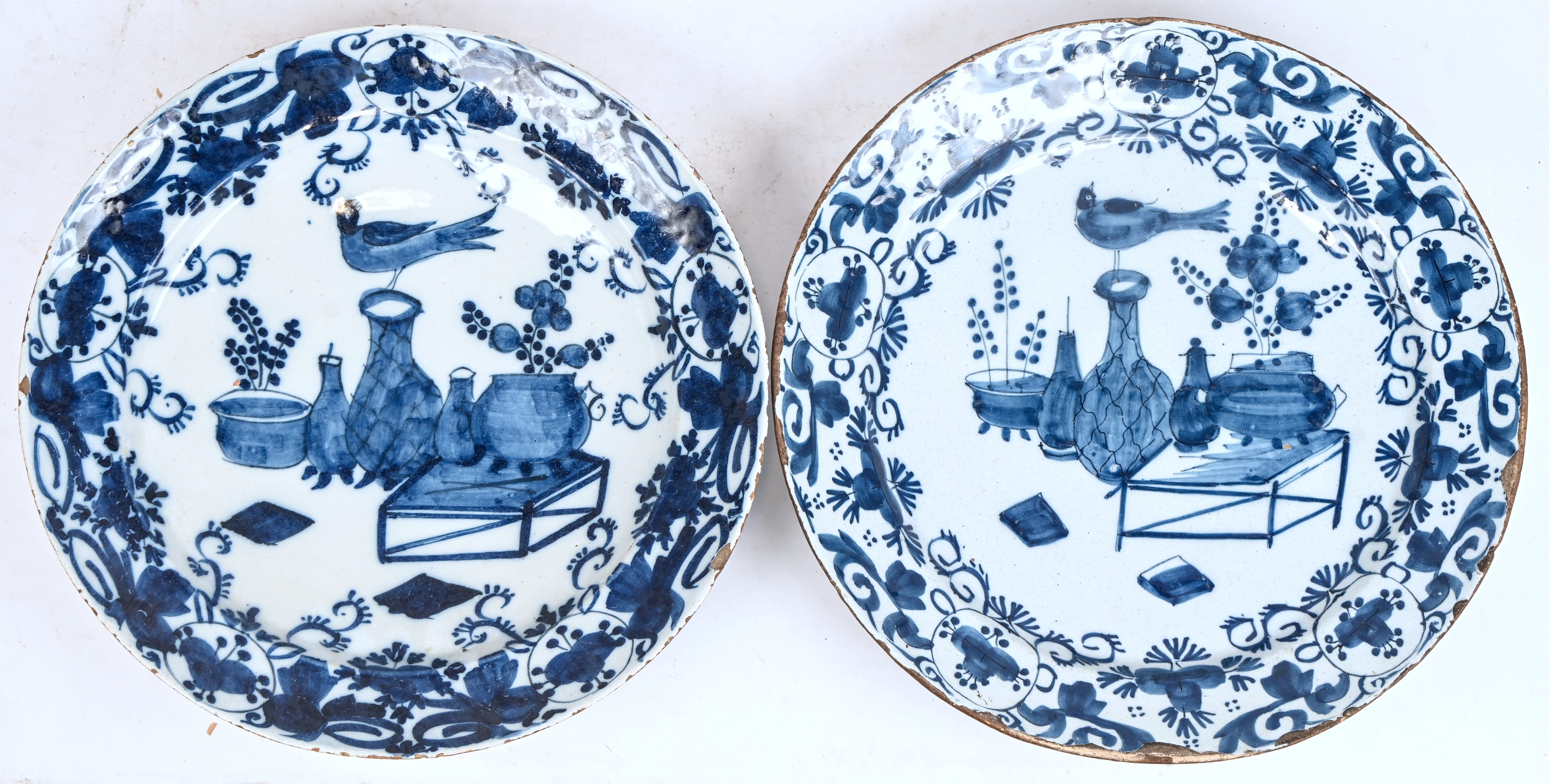 Een set van 2 grote blauw en witte Delftse borden Een set van 2 grote blauw en witte Delftse borden.