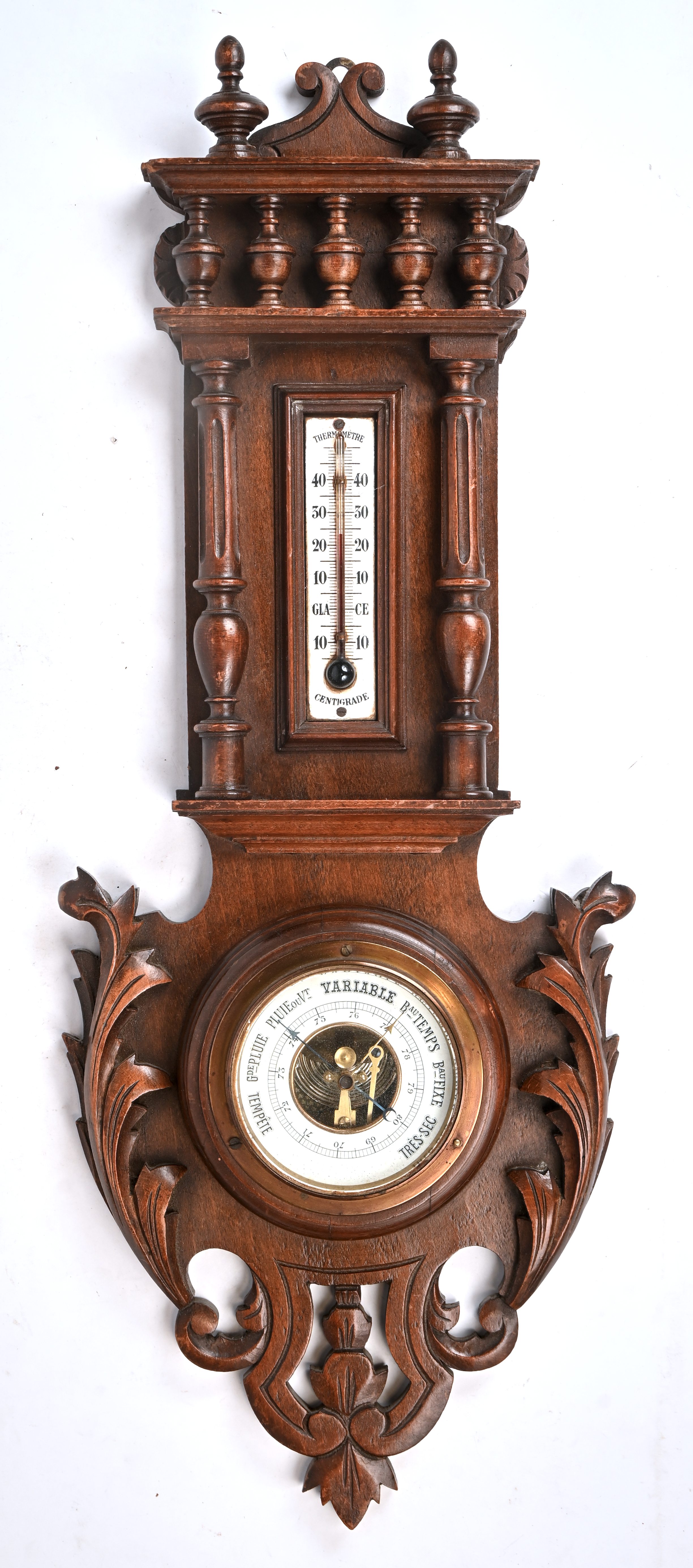 Gebeeldhouwd notenhouten barometer met thermometer Gebeeldhouwd notenhouten barometer met thermometer.