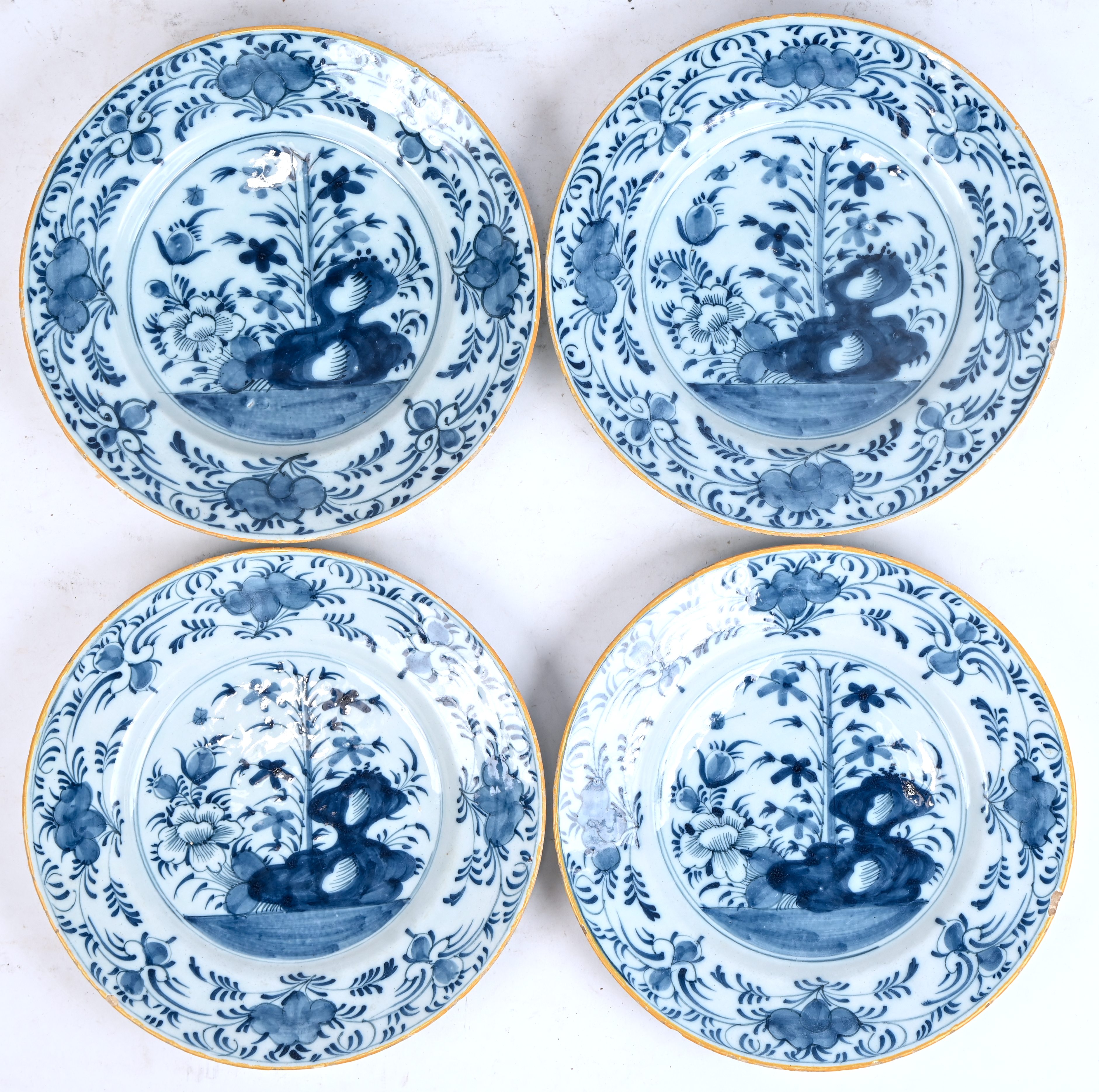 Een serie van vier blauw en witte Delftse borden Een serie van vier blauw en witte Delftse borden.