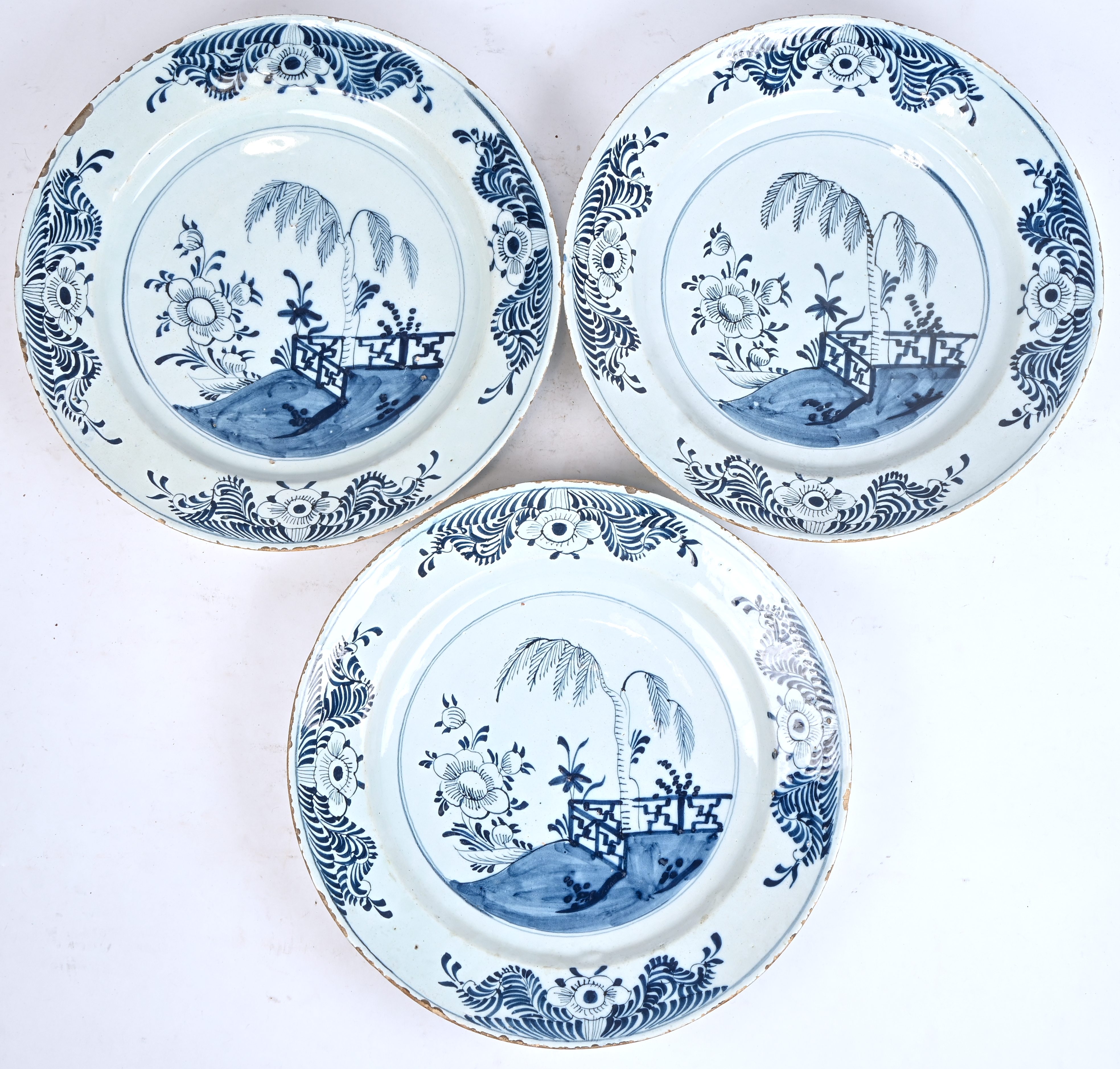Een set van 3 grote blauw en witte Delftse borden Een set van 3 grote blauw en witte Delftse borden.