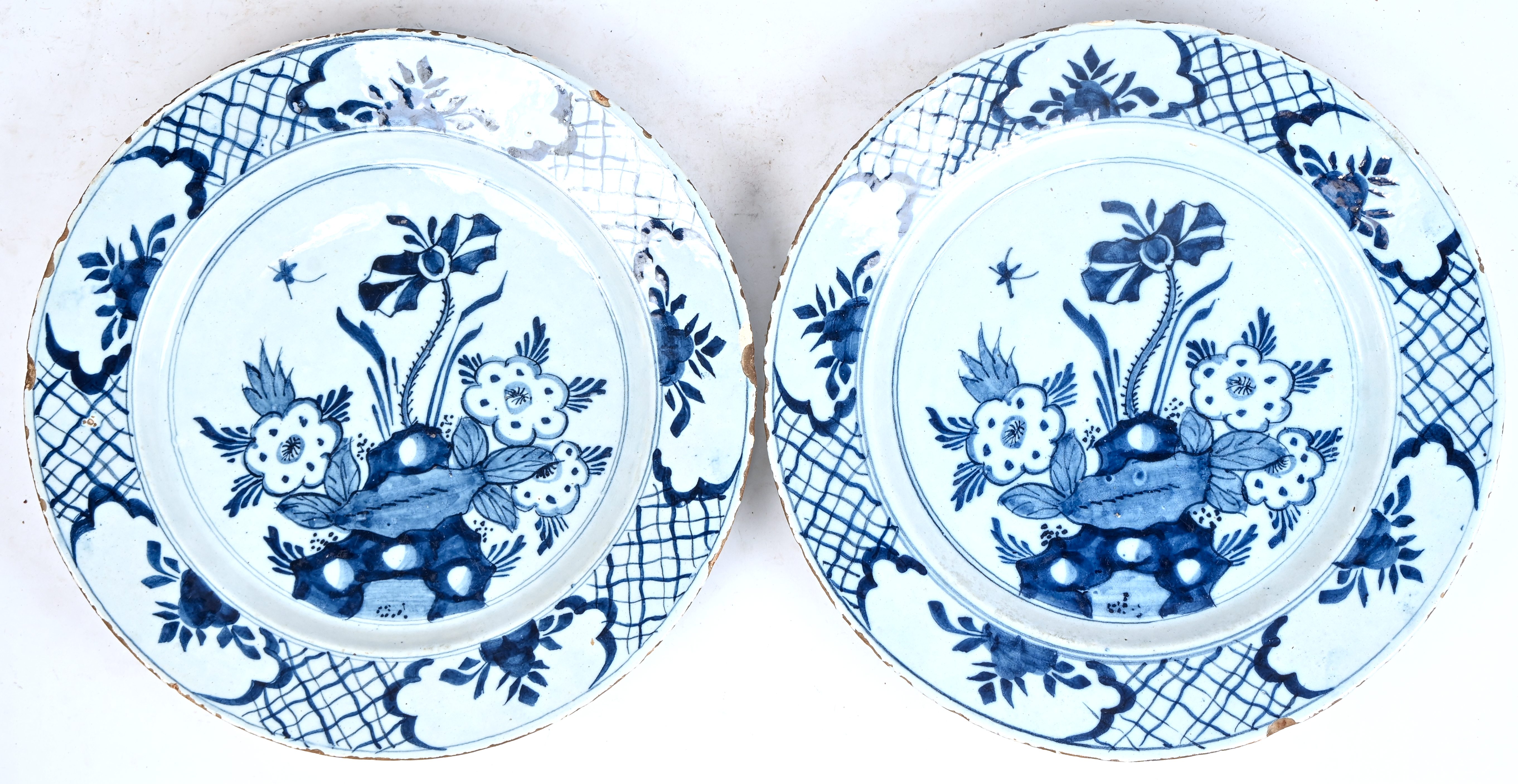 Een set van 2 grote blauw en witte Delftse borden Een set van 2 grote blauw en witte Delftse borden.