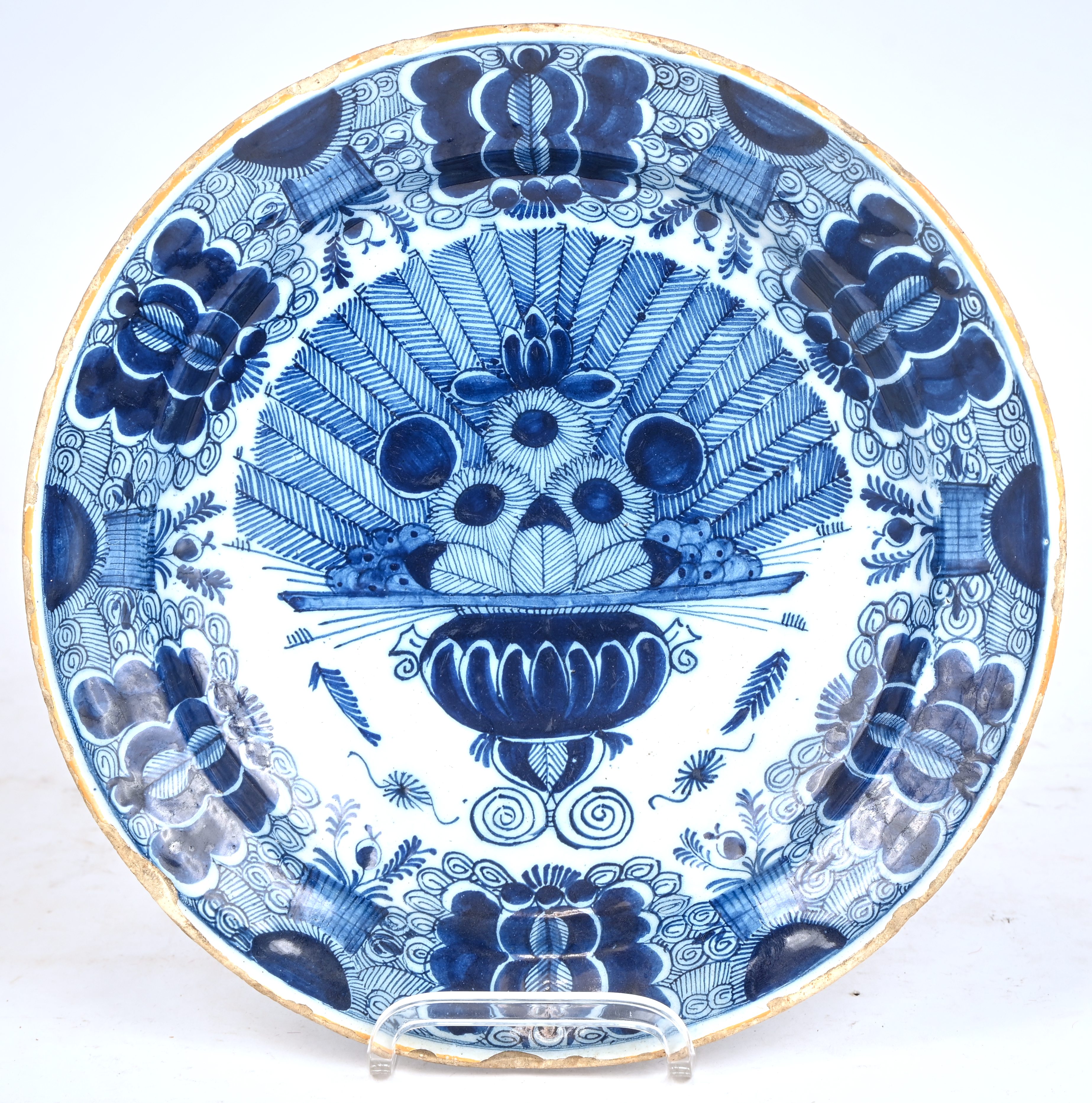 Een blauw en wit Delfts bord, gemerkt de Porseleyne Claeuw Een blauw en wit Delfts bord, gemerkt de Porseleyne Claeuw.