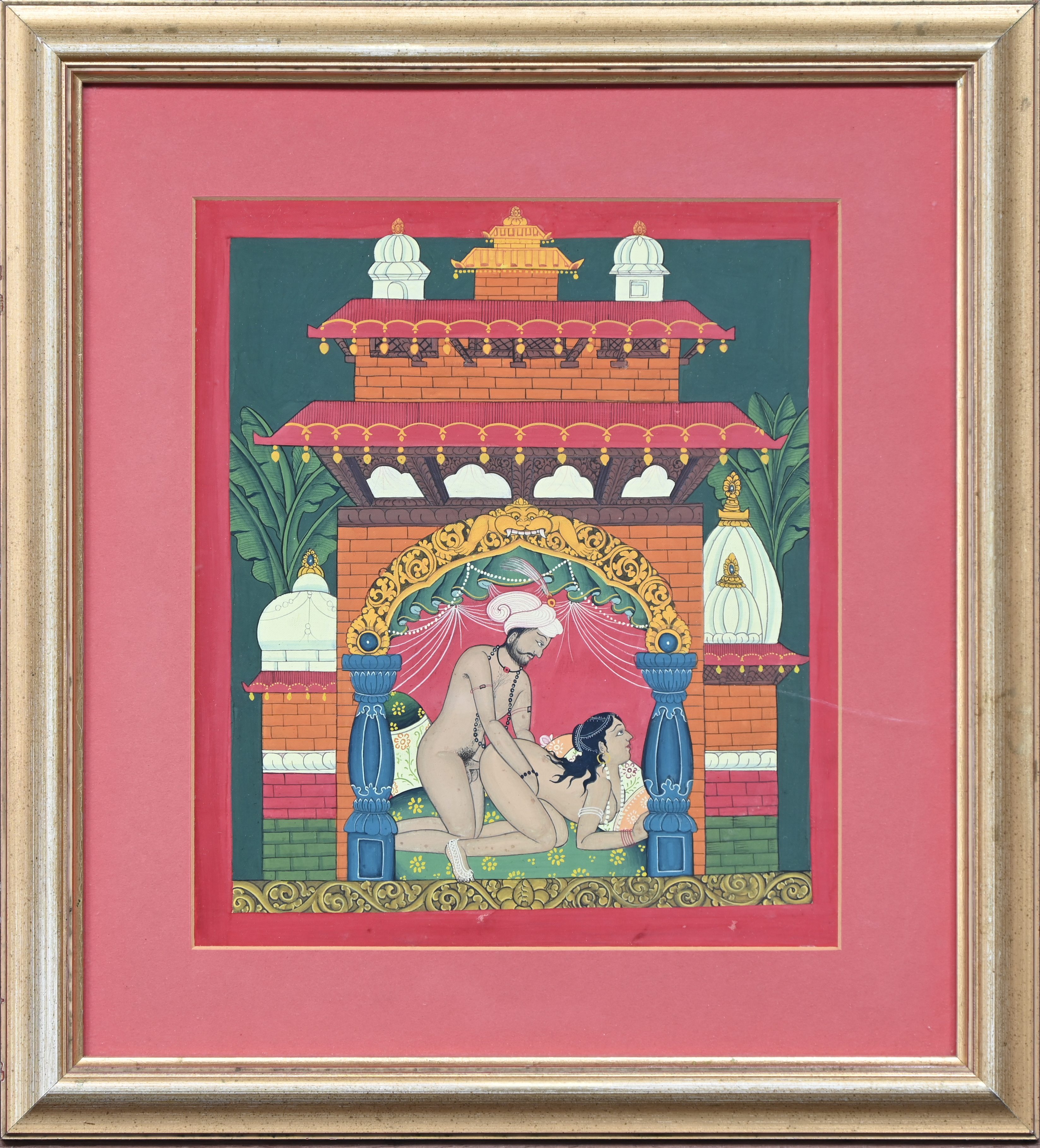 Een afbeelding uit de Kama Sutra, gemengde techniek op papier, in vergulde kader Een afbeelding uit de Kama Sutra, gemengde techniek op papier, in vergulde kader.