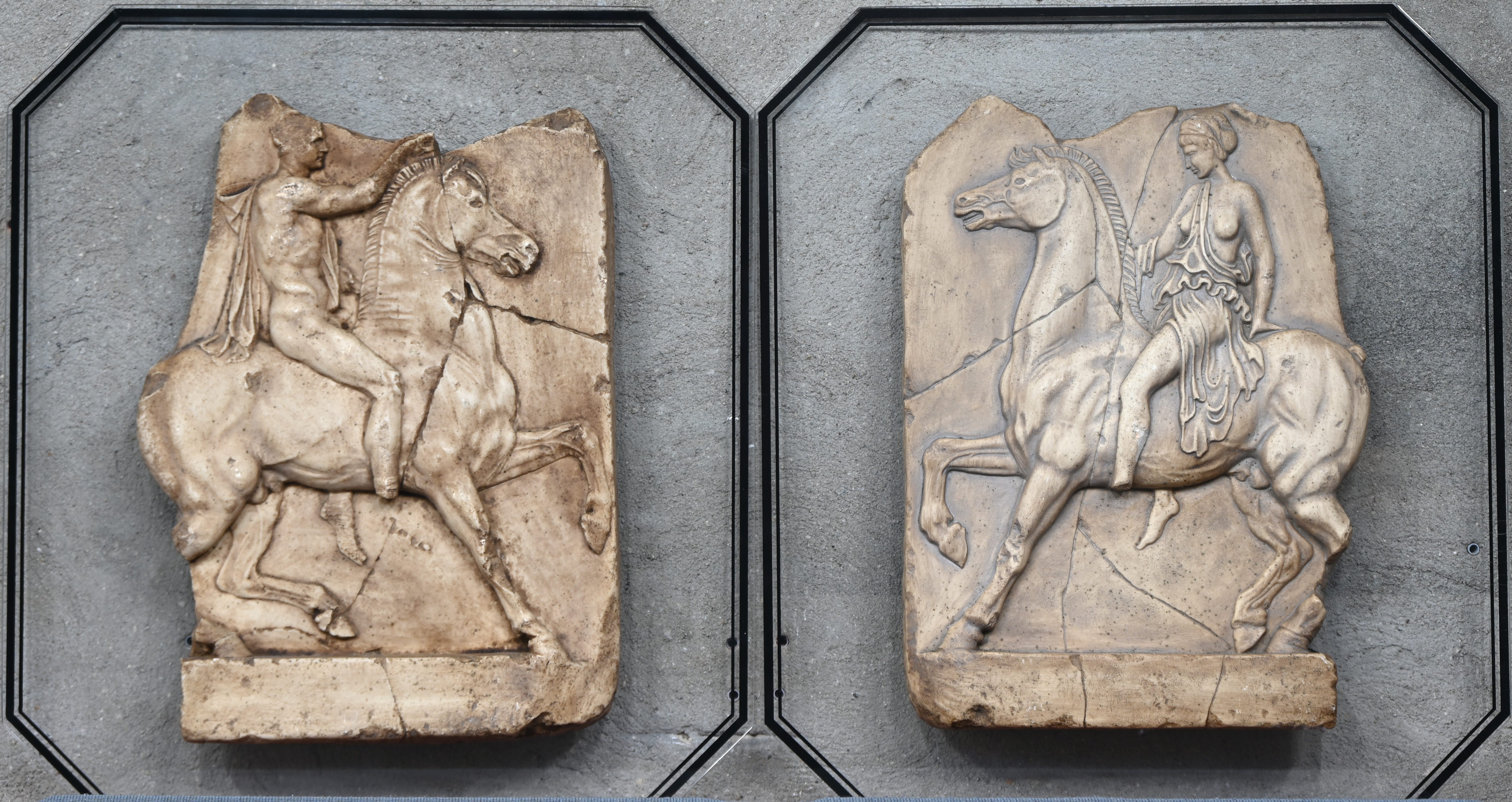 ‘Amazone’ en ‘Ruiter’. Twee sculpturen in bas-reliëf gemonteerd op plexiglas. Gegoten replica’s naar de Griekse oudheid ‘Amazone’ en ‘Ruiter’. Twee sculpturen in bas-reliëf gemonteerd op plexiglas. Gegoten replica’s naar de Griekse oudheid.