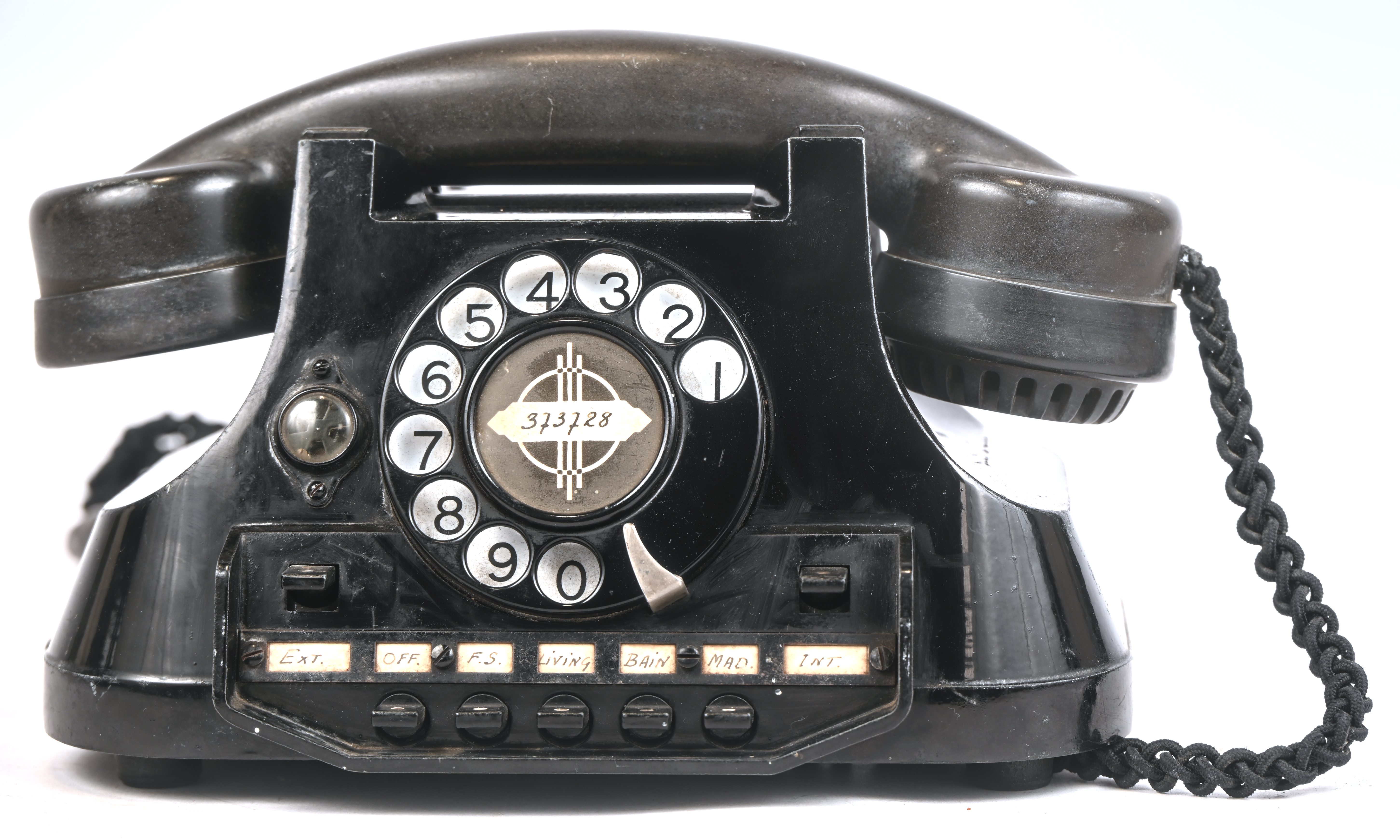 Een oude telefoon met draaischijf. Metaal en bakeliet Een oude telefoon met draaischijf. Metaal en bakeliet.